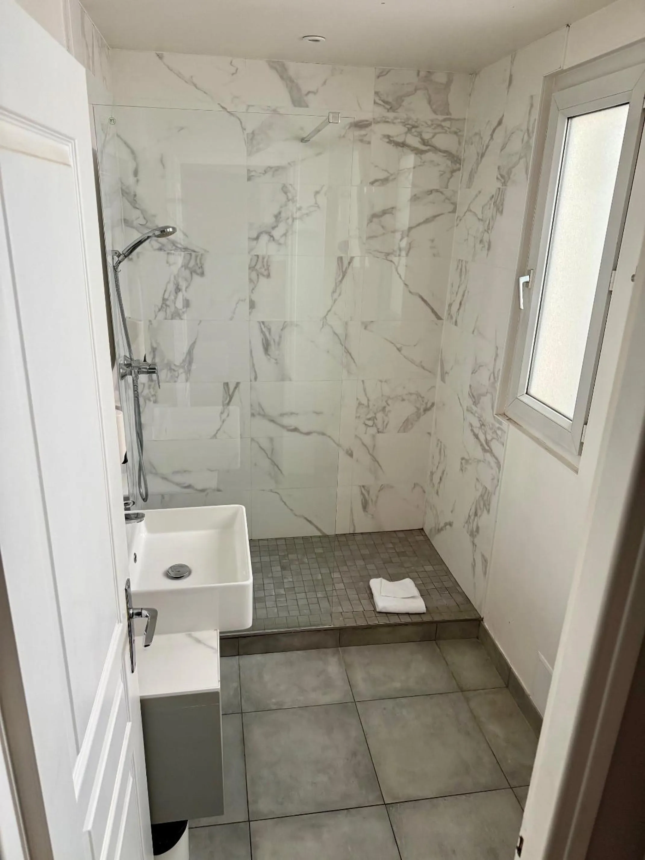 Shower in Hotel Richmond Gare du Nord