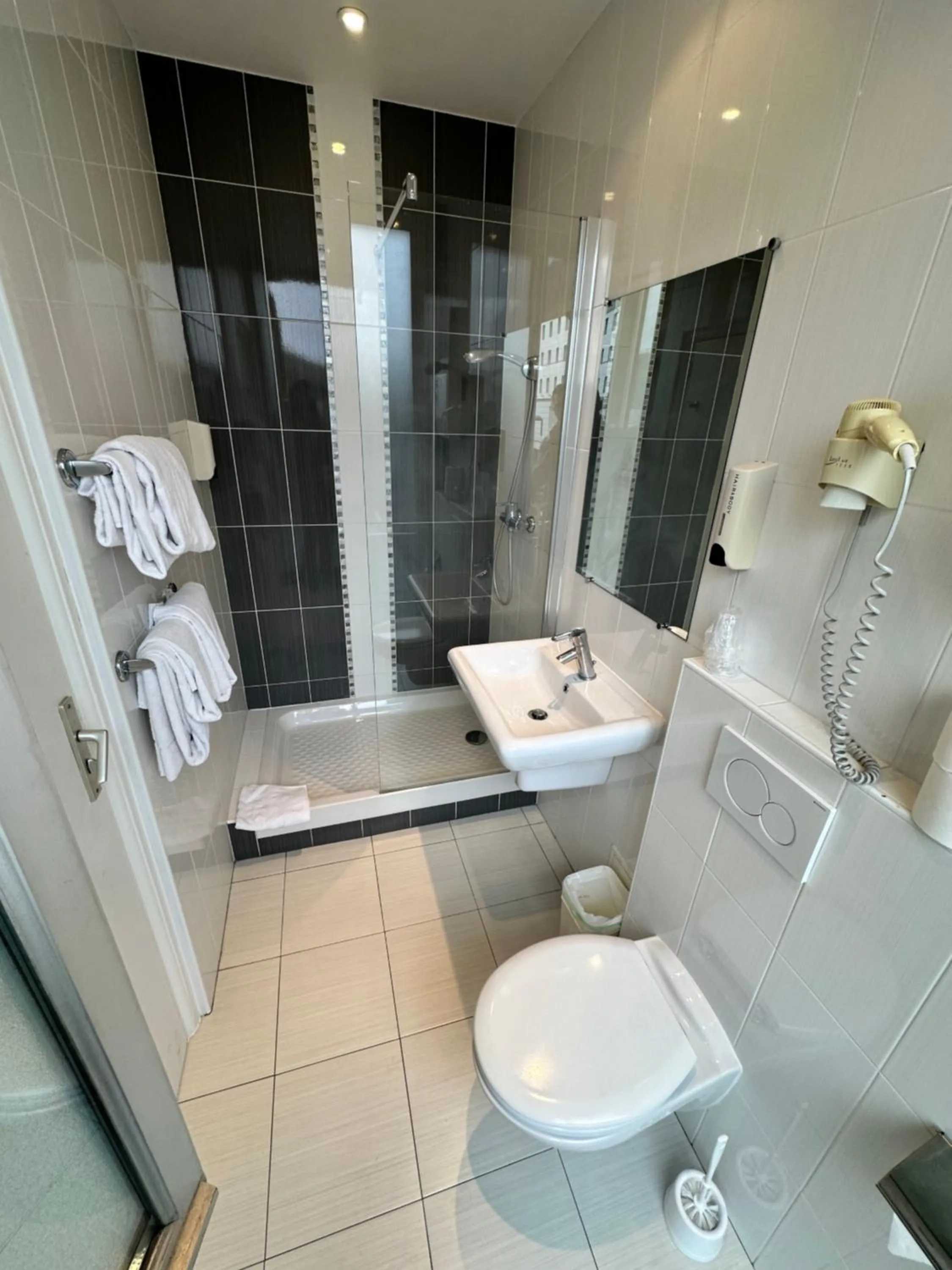 Toilet in Hotel Richmond Gare du Nord