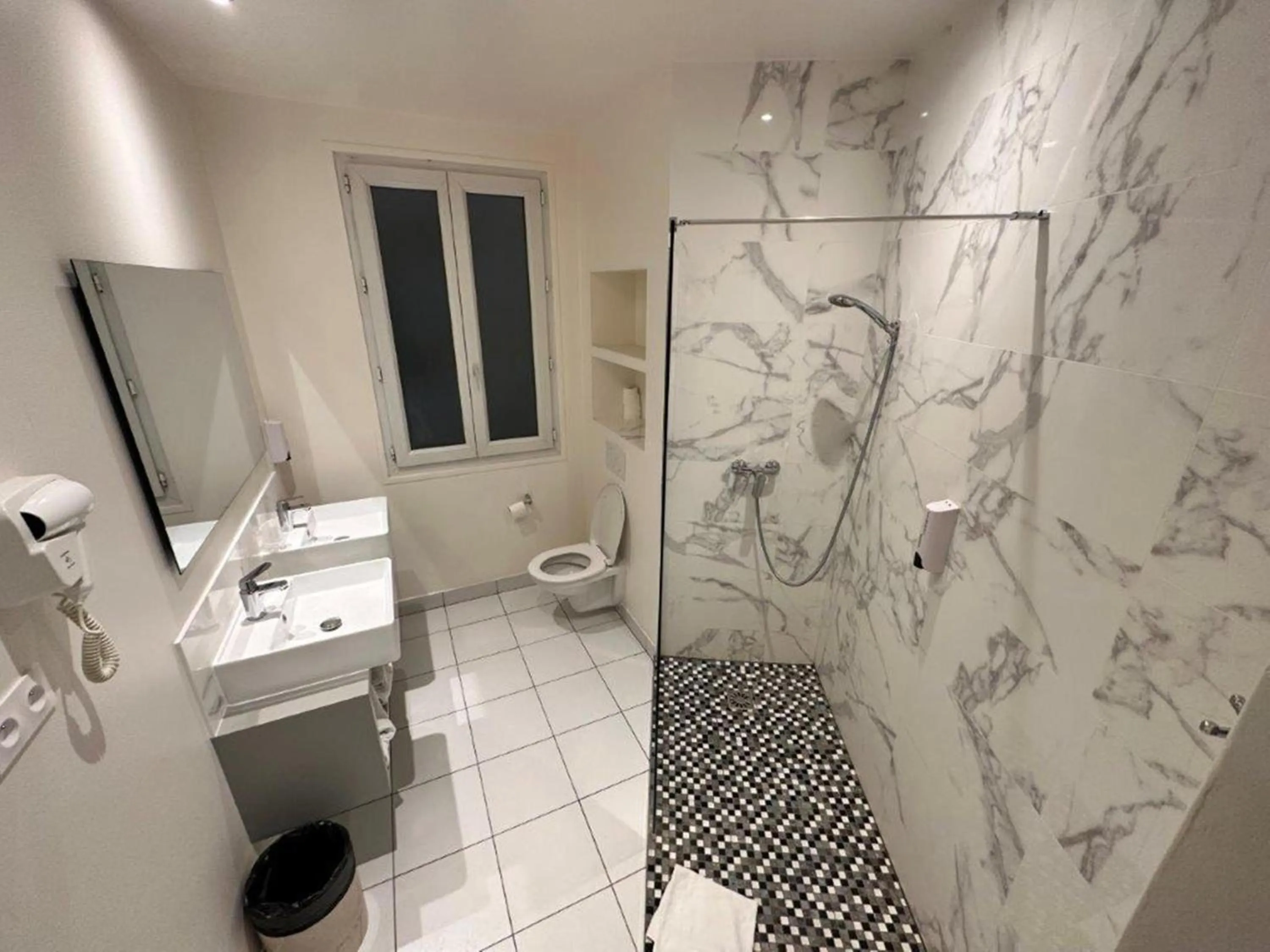 Bathroom in Hotel Richmond Gare du Nord