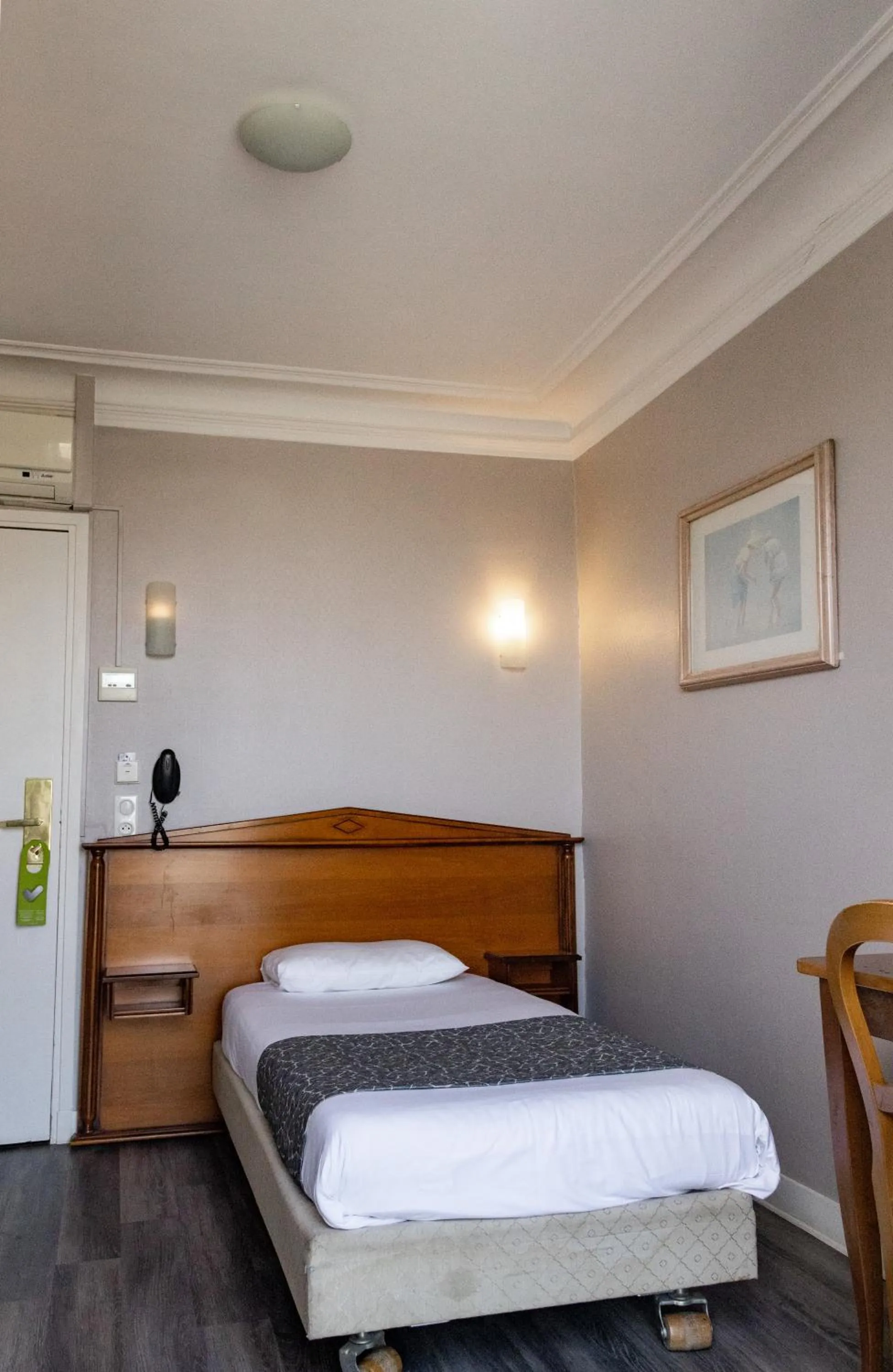 Toilet, Bed in Hotel Richmond Gare du Nord