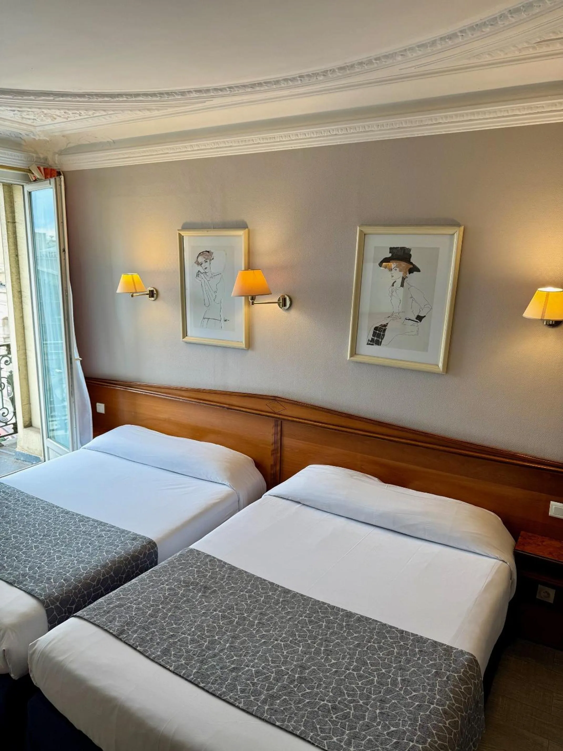 Bed in Hotel Richmond Gare du Nord