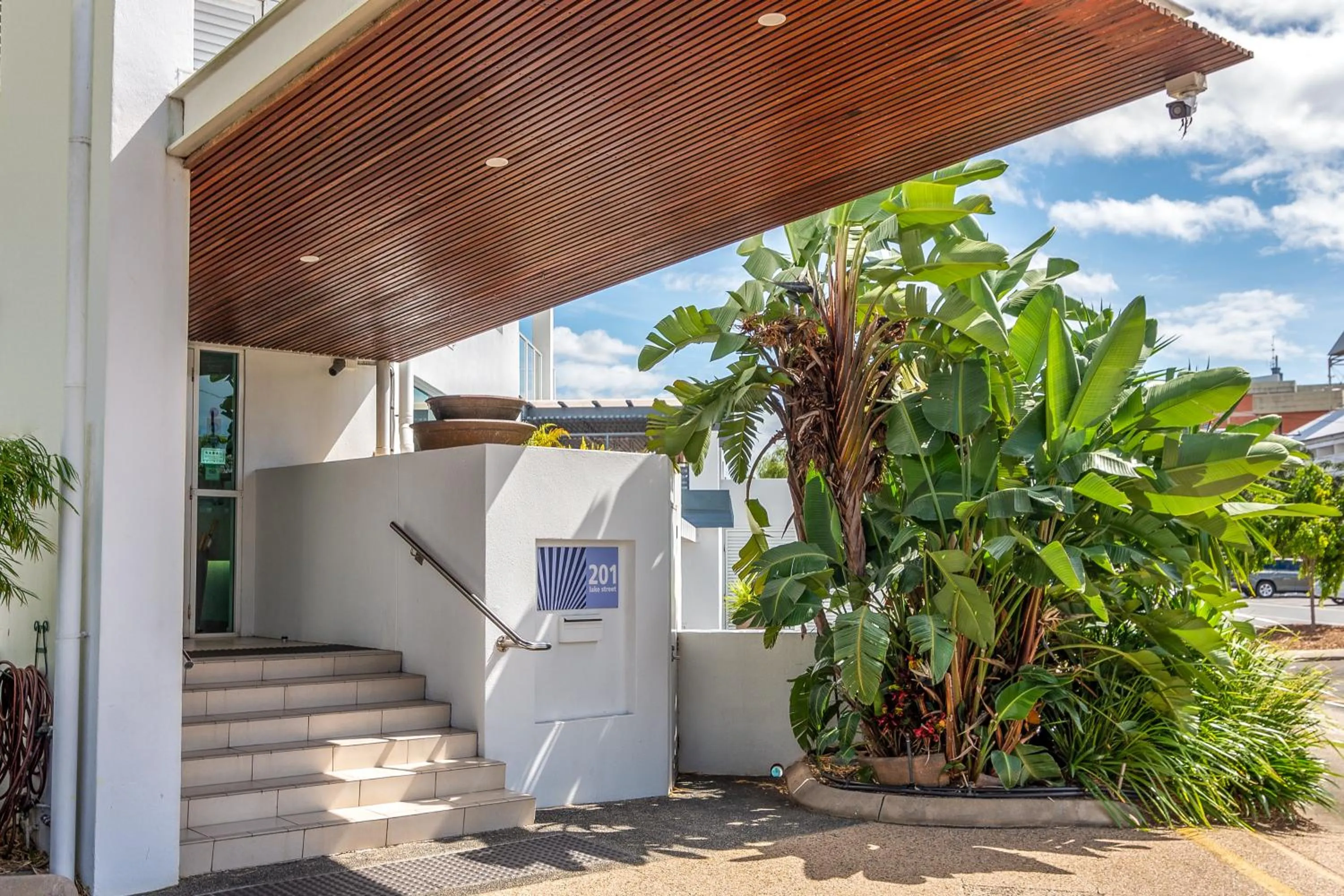 Facade/entrance in 201 Lake Street