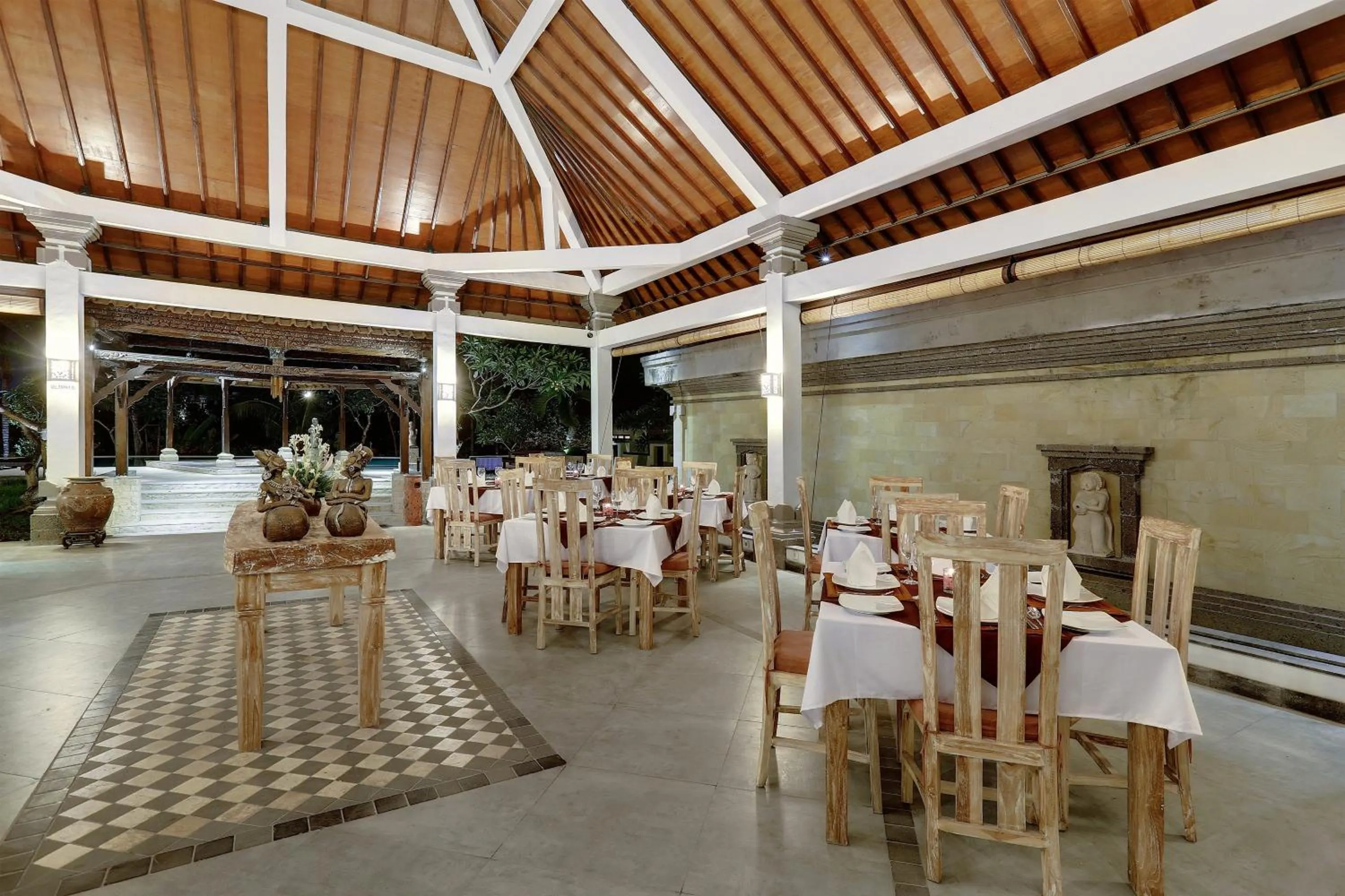 Restaurant/places to eat in Nipuri Resort and Villas Seminyak by Kamara