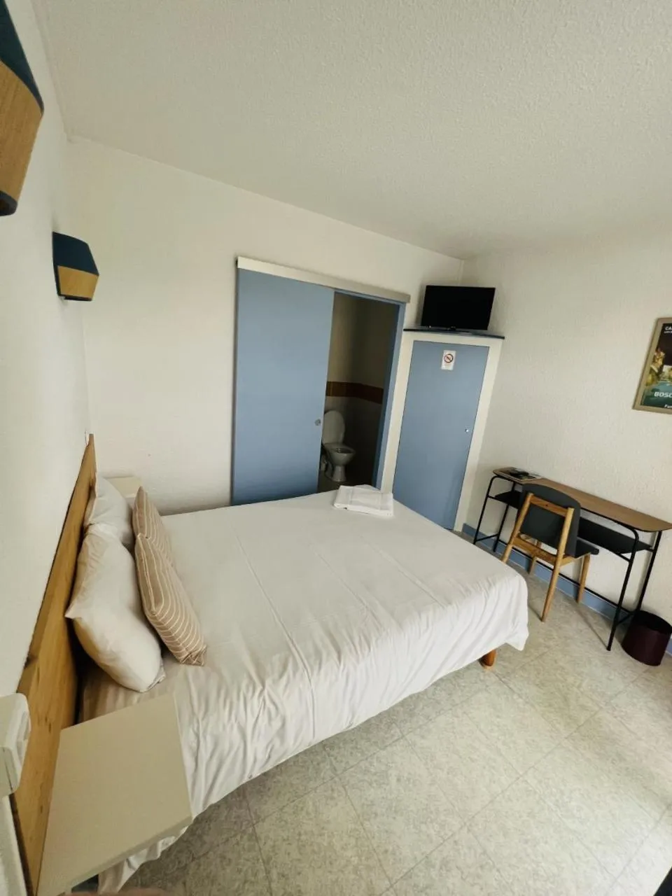 Bedroom, Bed in Hôtel Rose des Vents