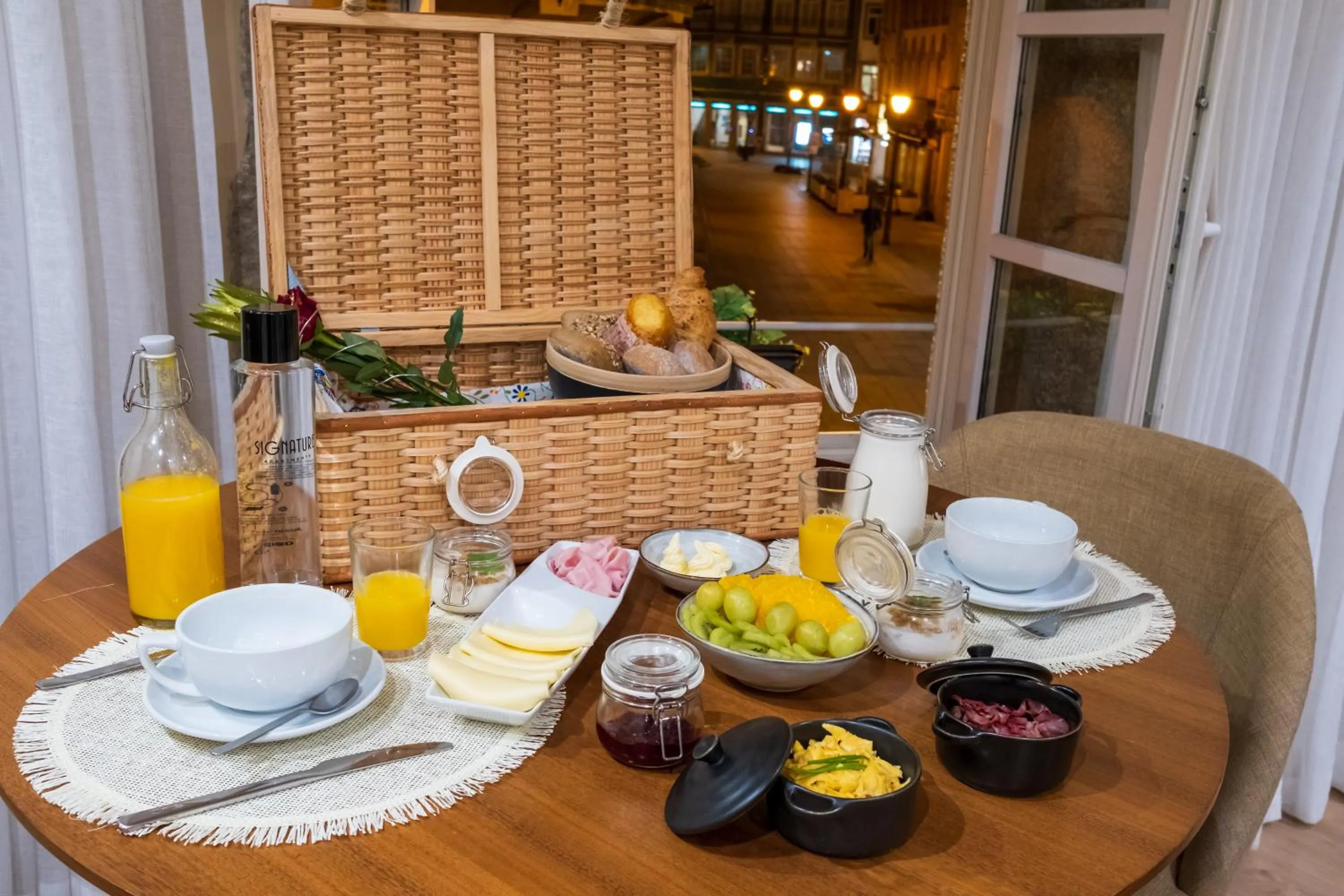 Breakfast in Signature Apartments Os Terceiros