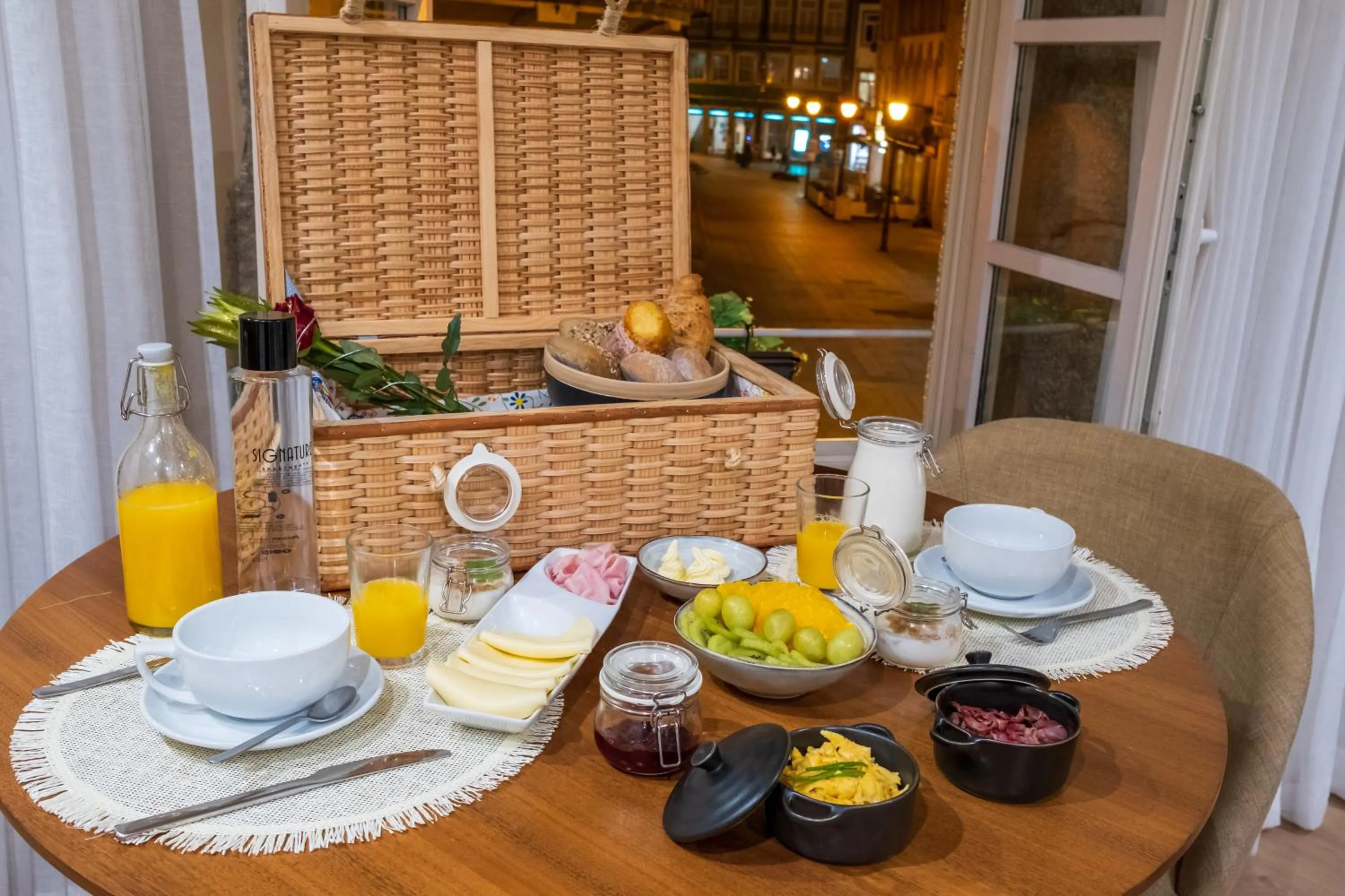 Breakfast in Signature Apartments Os Terceiros