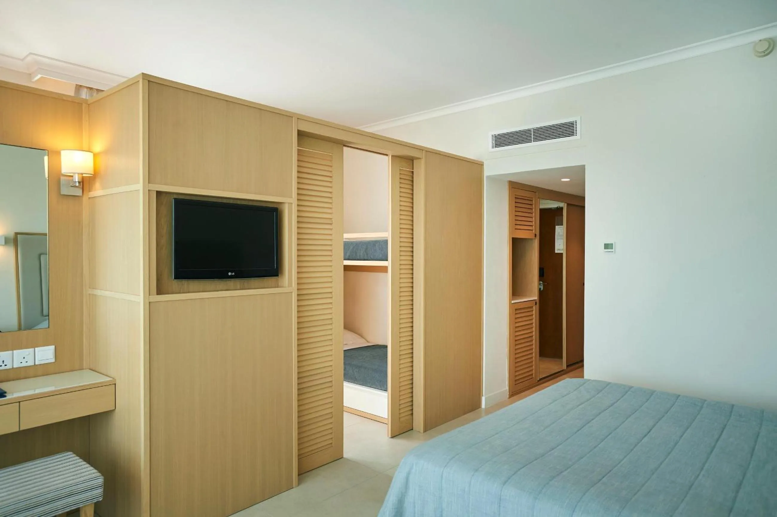 Photo of the whole room, Bed in Sunrise Beach Hotel