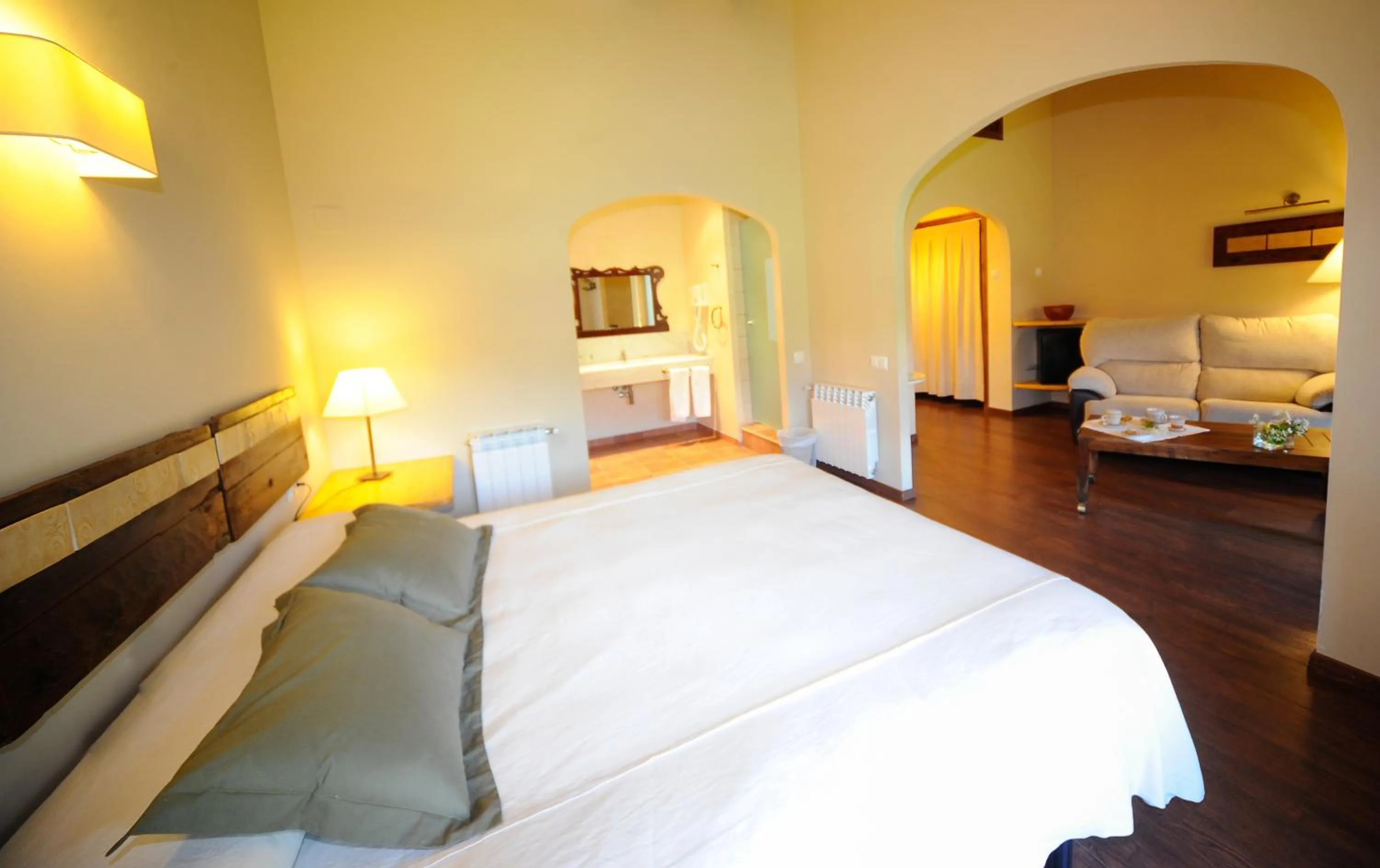 Photo of the whole room, Bed in Font del Pas