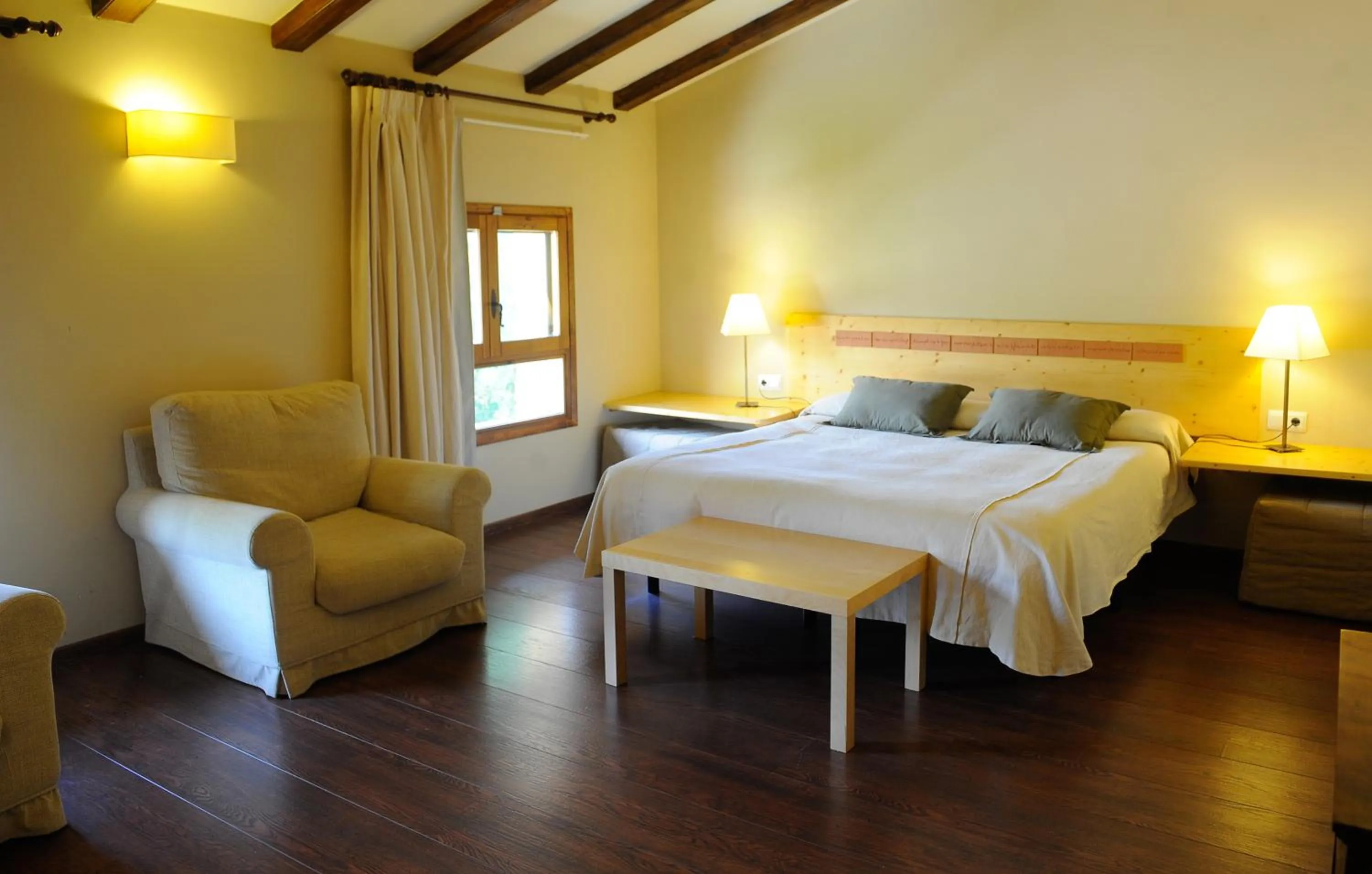 Photo of the whole room, Bed in Font del Pas