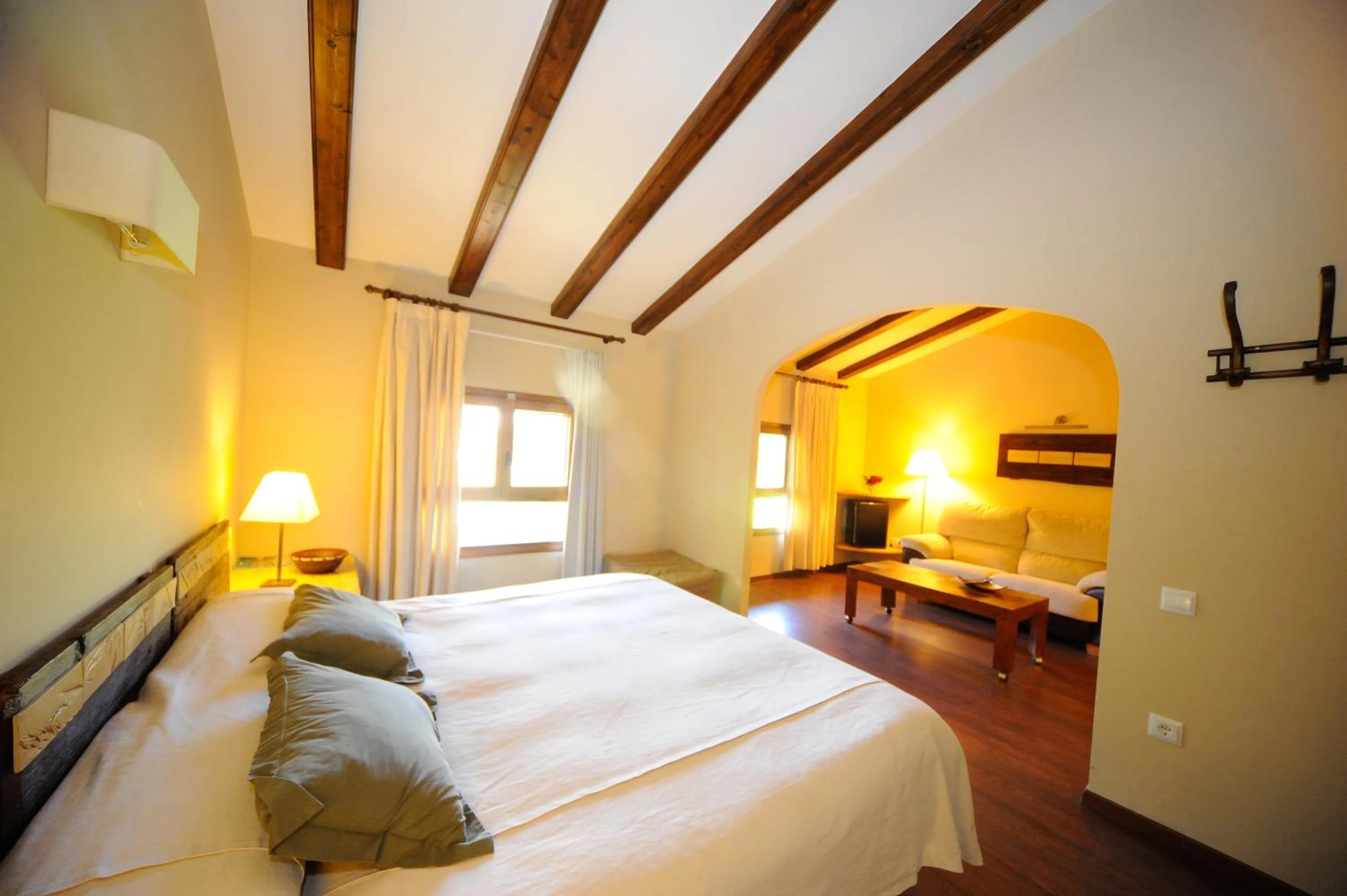 Photo of the whole room, Bed in Font del Pas