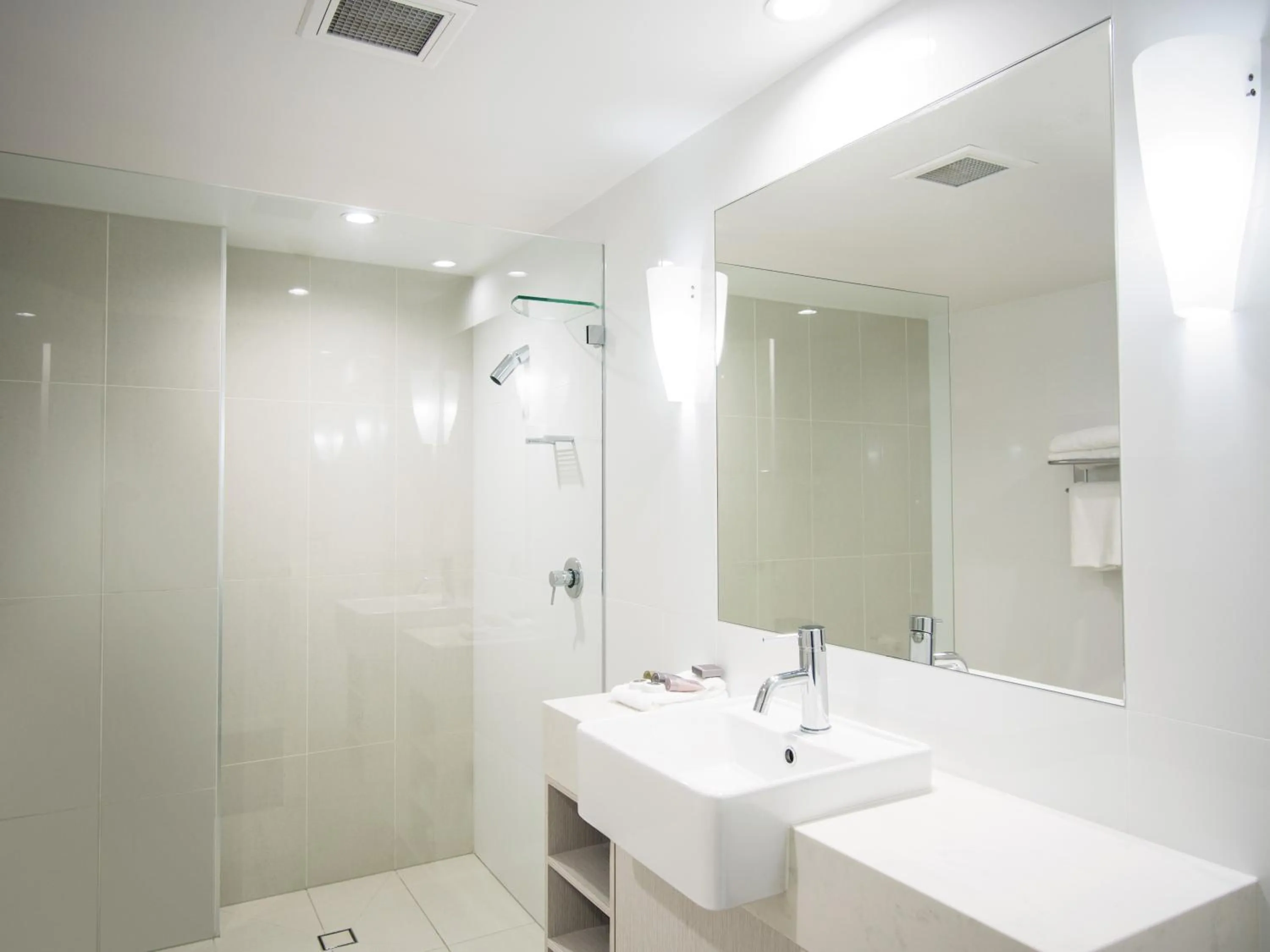 Shower in Oaks Sunshine Coast Oasis Resort