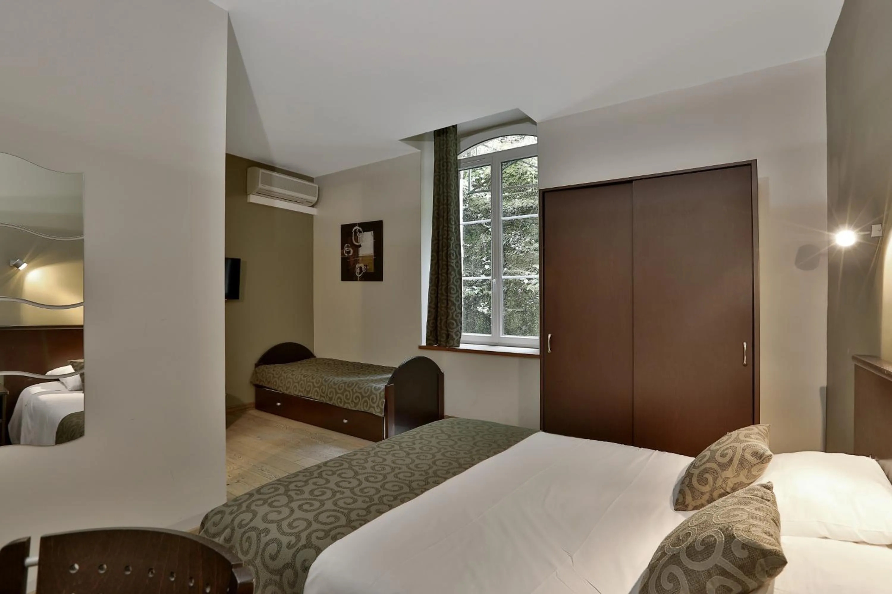 Photo of the whole room, Bed in Le Coligny