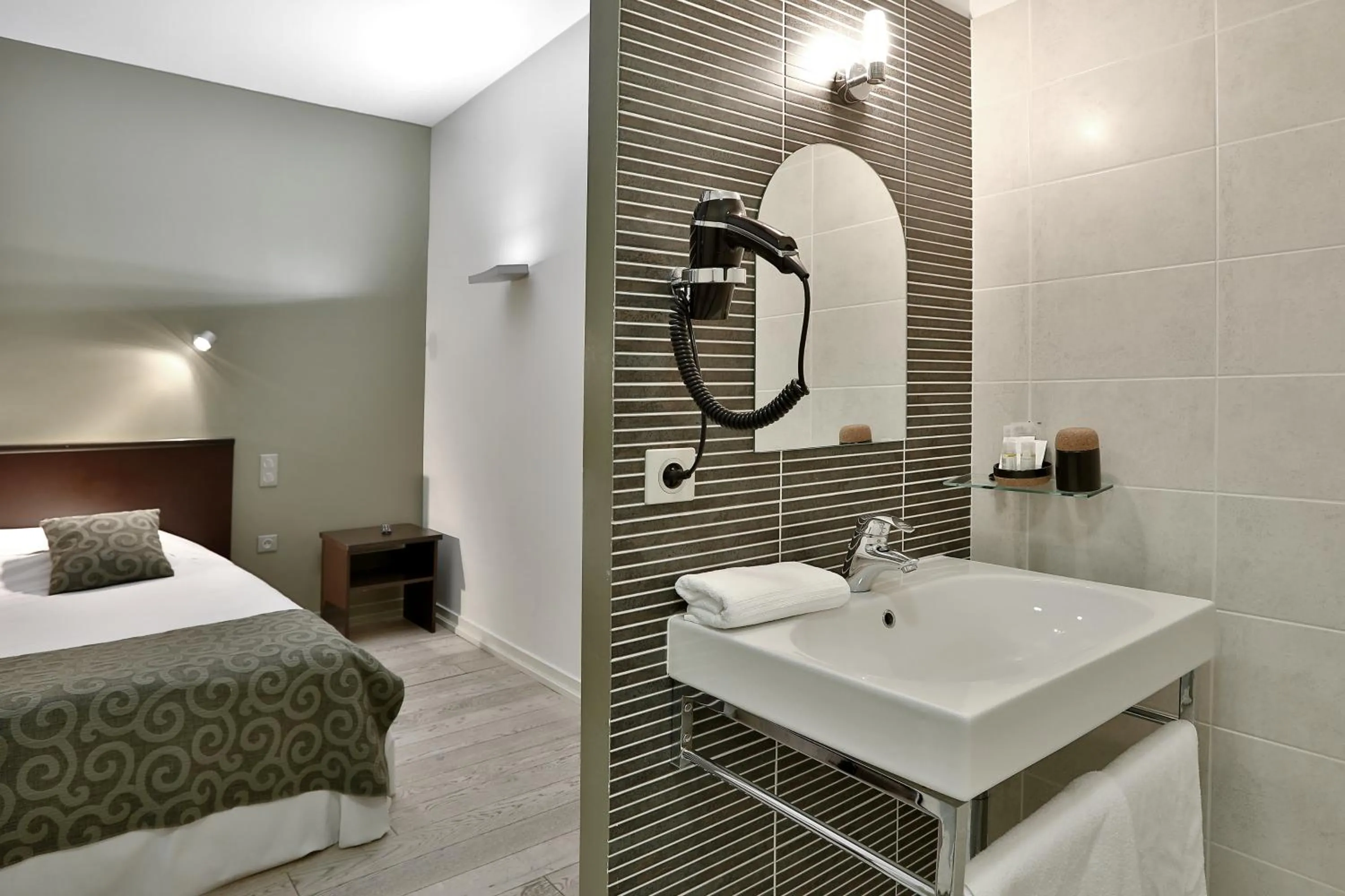 Photo of the whole room, Bed in Le Coligny