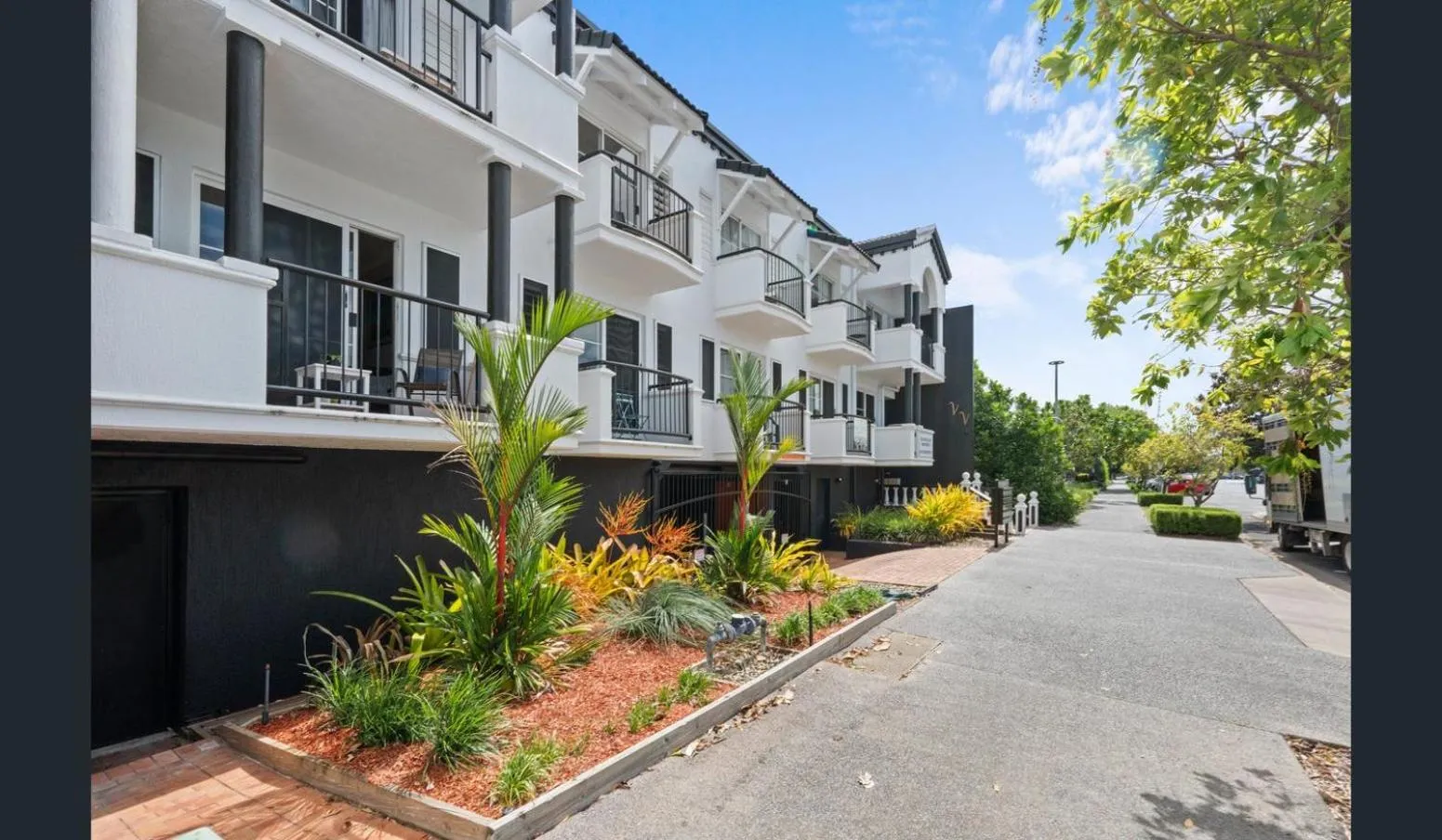 Street view in Villa Vaucluse Apartments