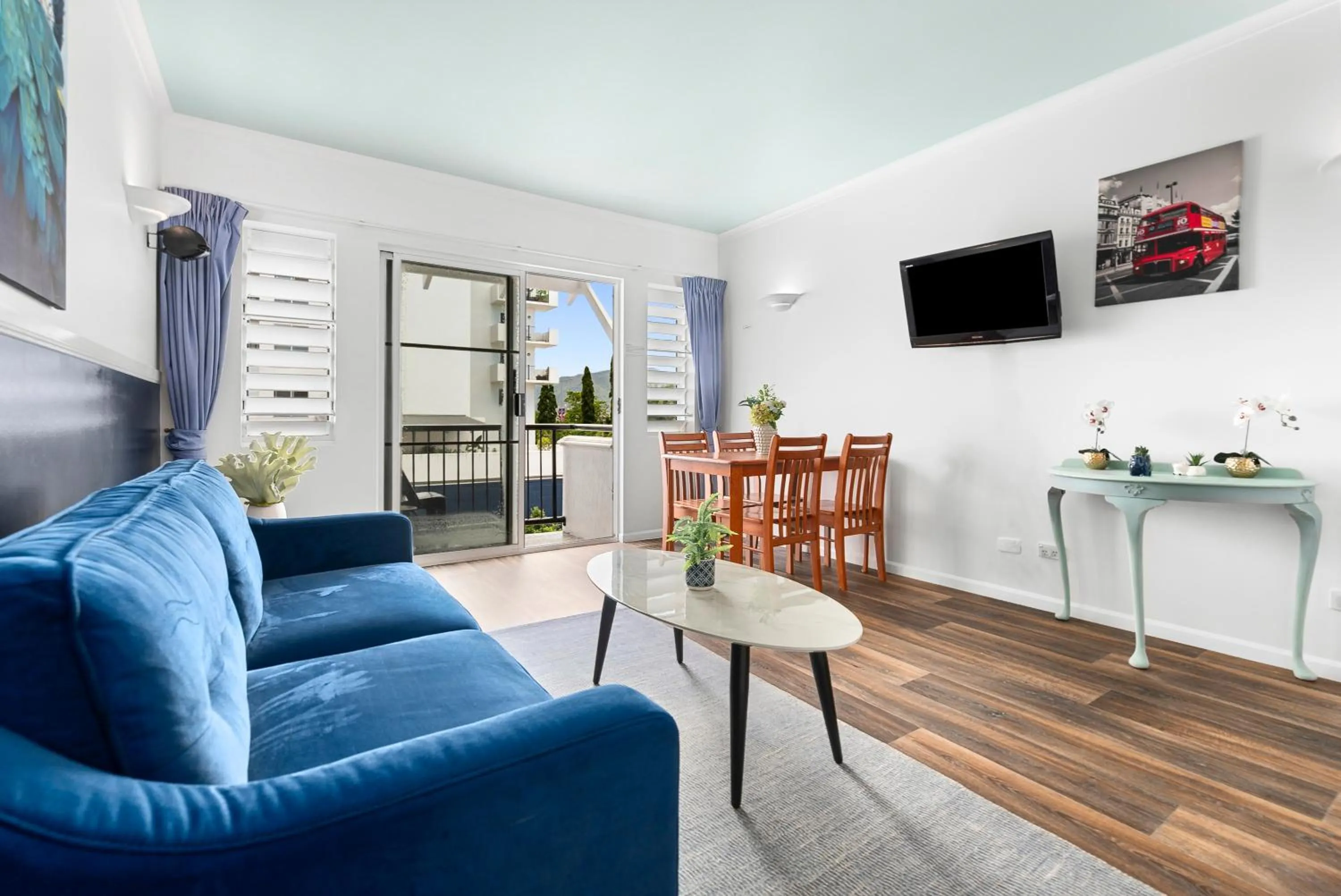 Living room in Villa Vaucluse Apartments