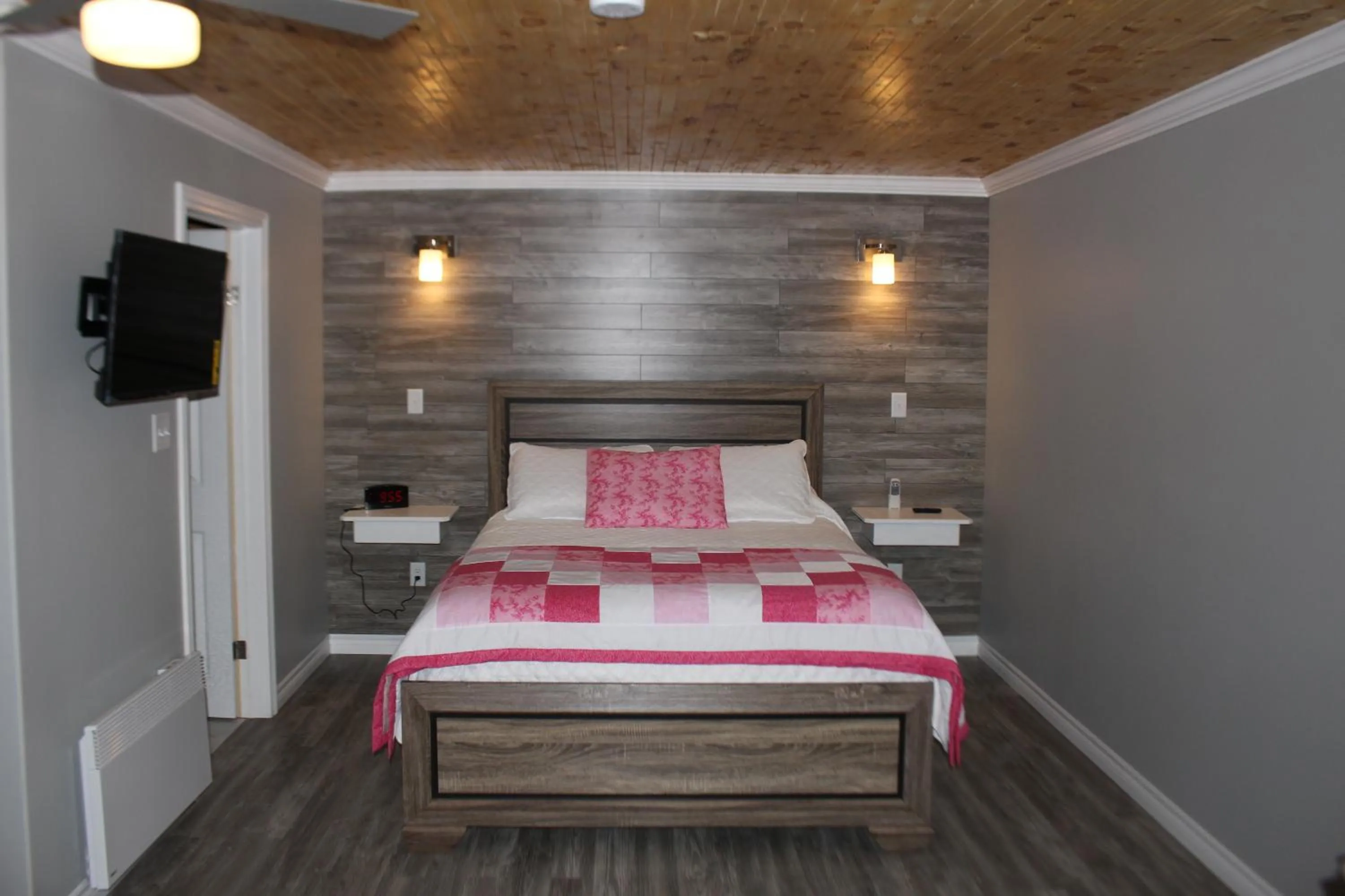 Bed in Raleigh Rooms & Taylor's Crafts