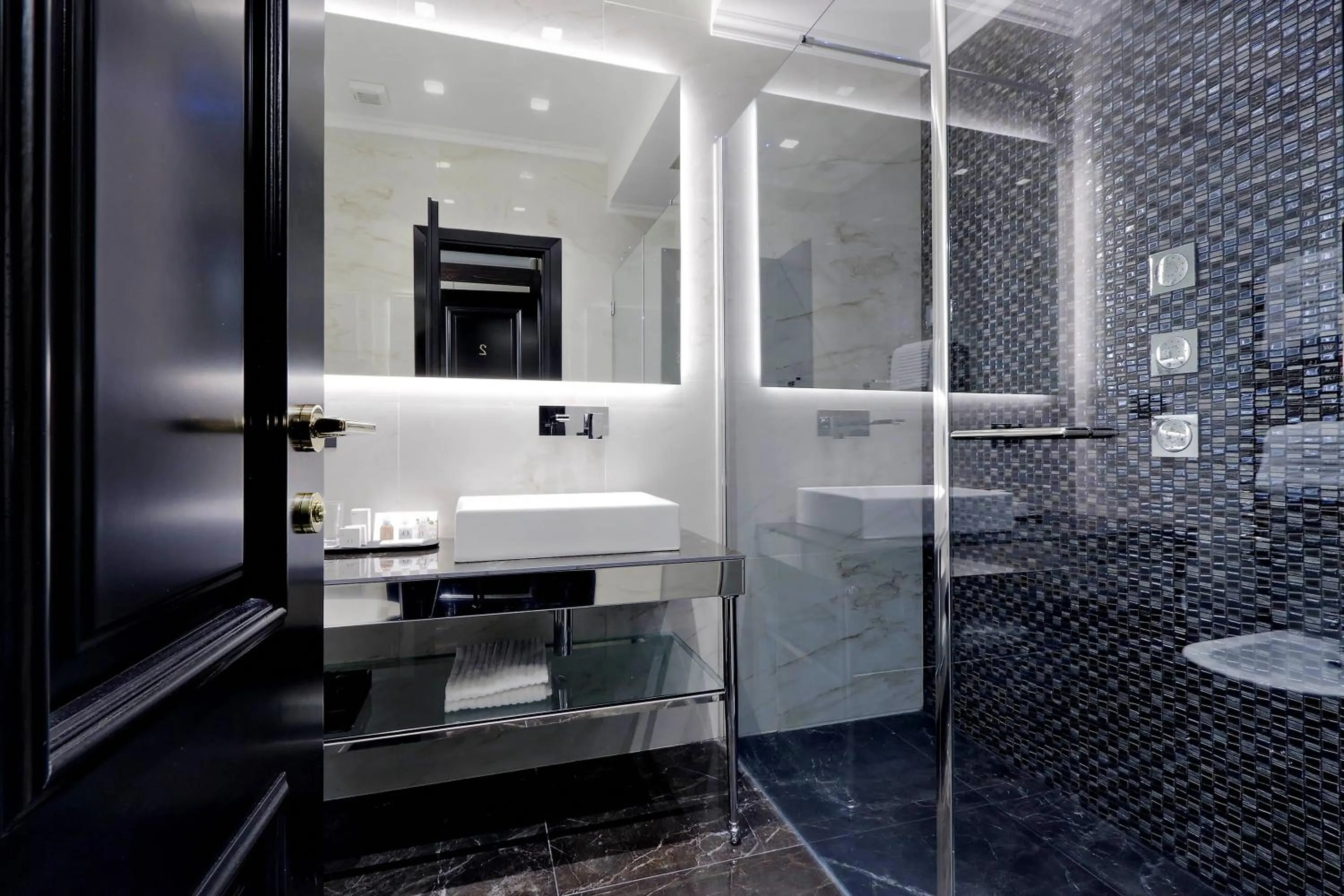 Shower in BQ House Colosseo Luxury Rooms