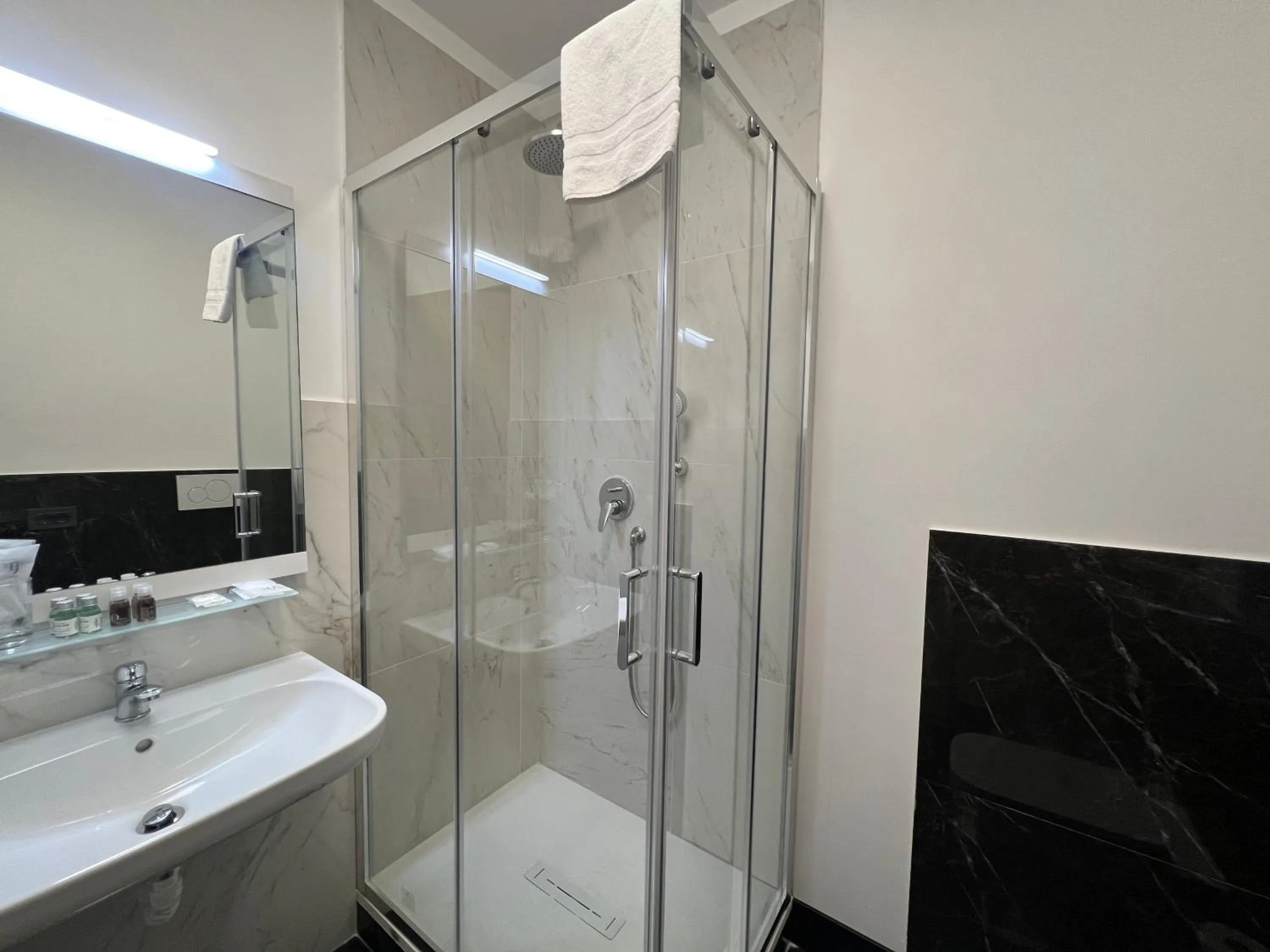 Shower in BQ House Colosseo Luxury Rooms