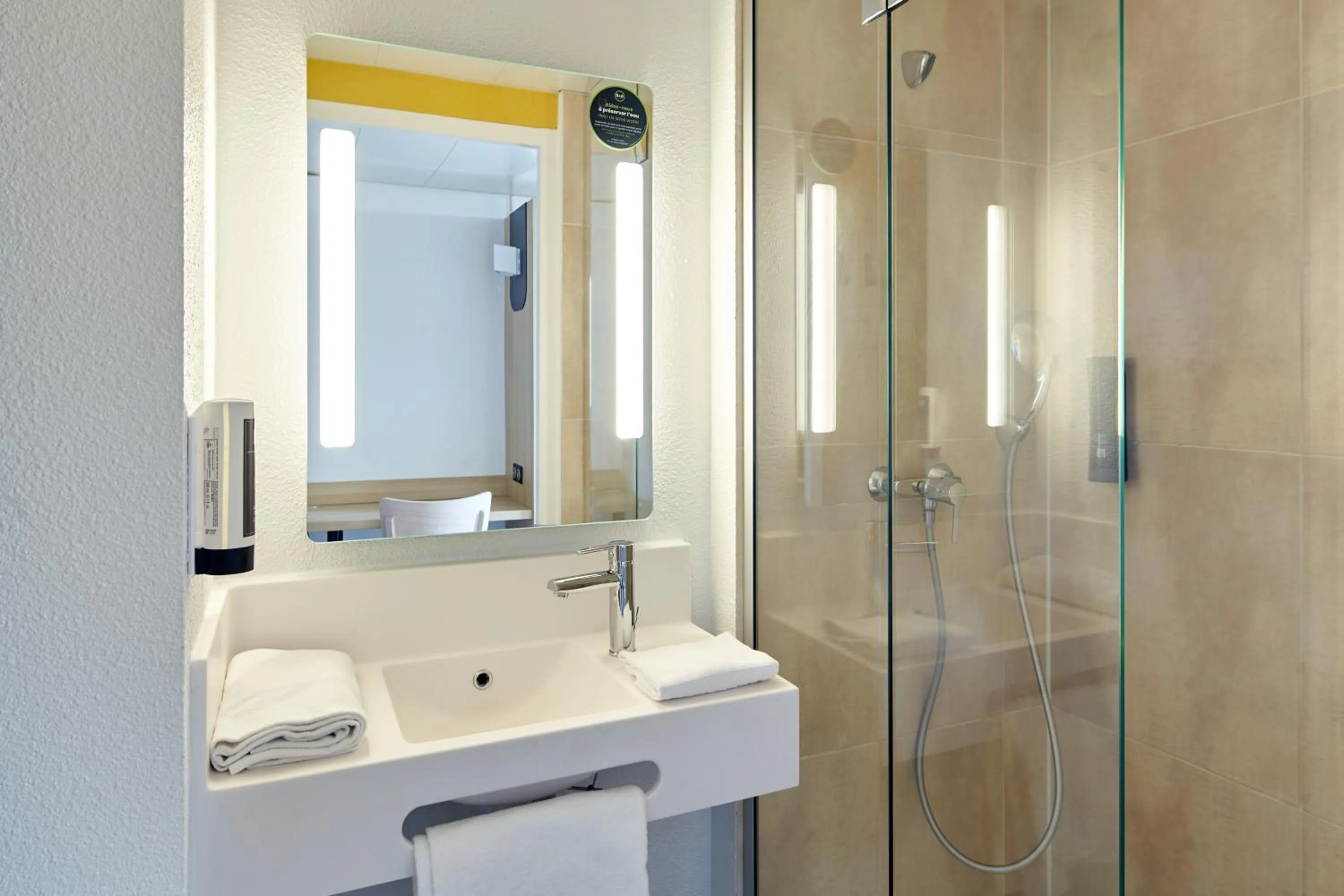 Bathroom in B&B HOTEL Paris Nord Gonesse Parc des Expos