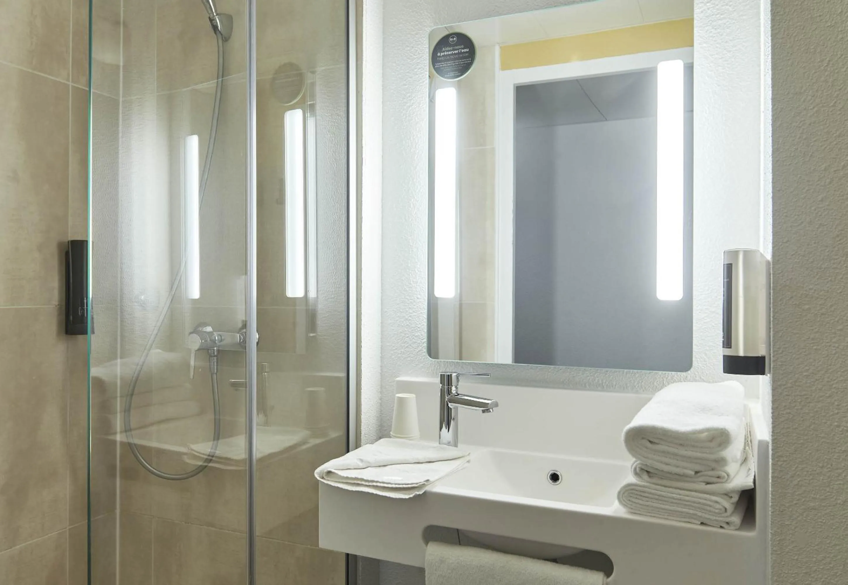 Bathroom in B&B HOTEL Paris Nord Gonesse Parc des Expos