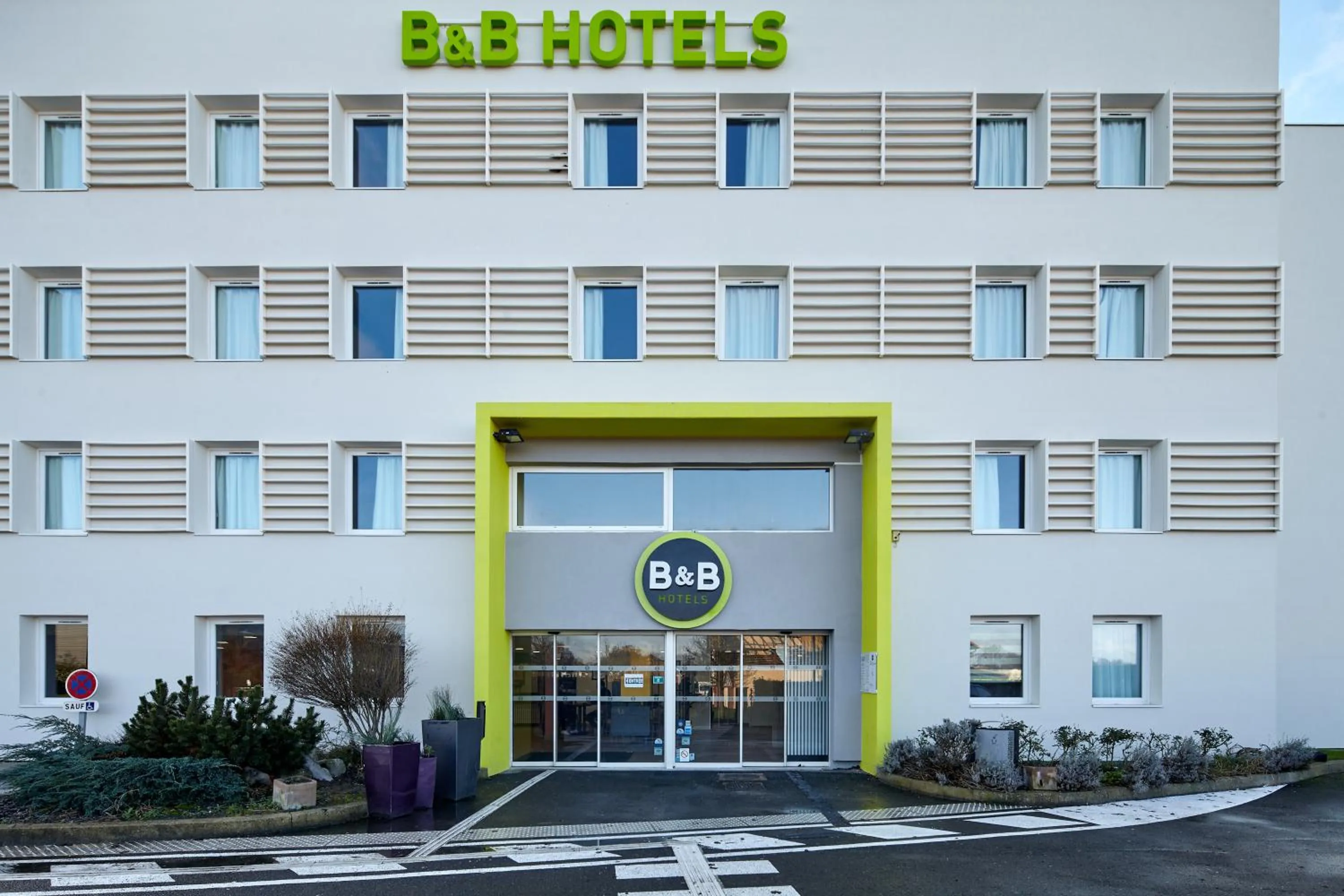 Facade/entrance in B&B HOTEL Paris Nord Gonesse Parc des Expos