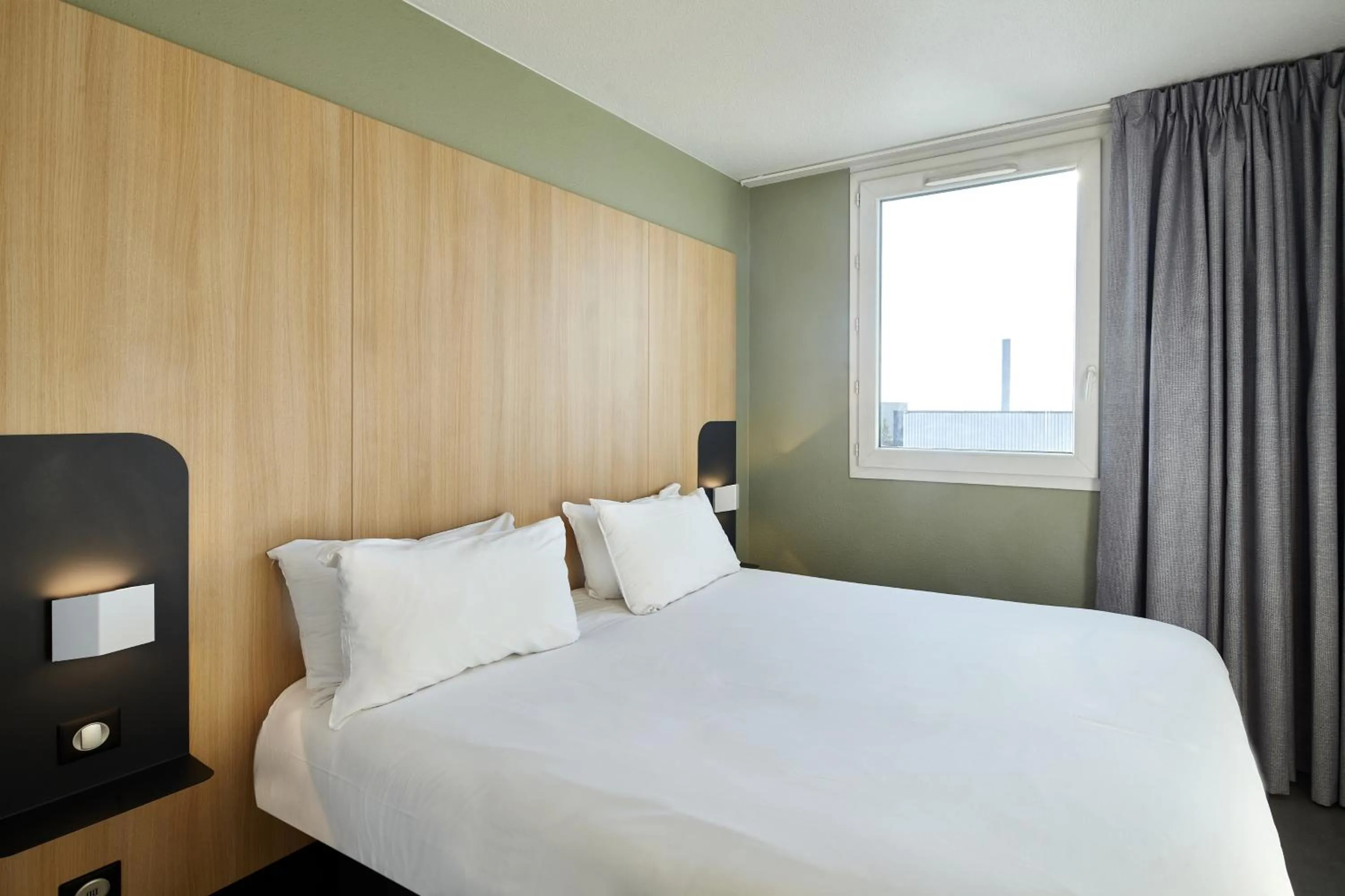 Bedroom, Bed in B&B HOTEL Paris Nord Gonesse Parc des Expos