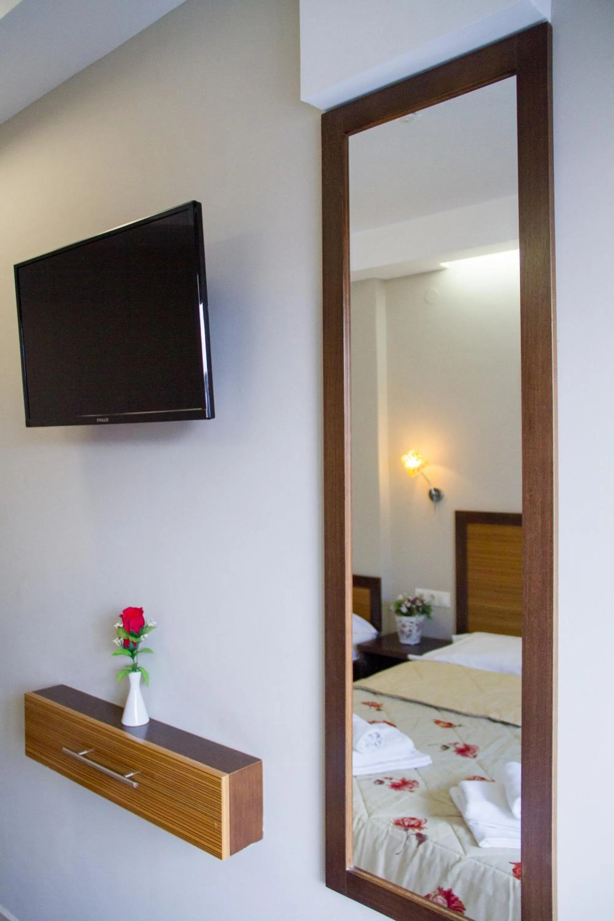 TV and multimedia, Bed in Hotel Rodon