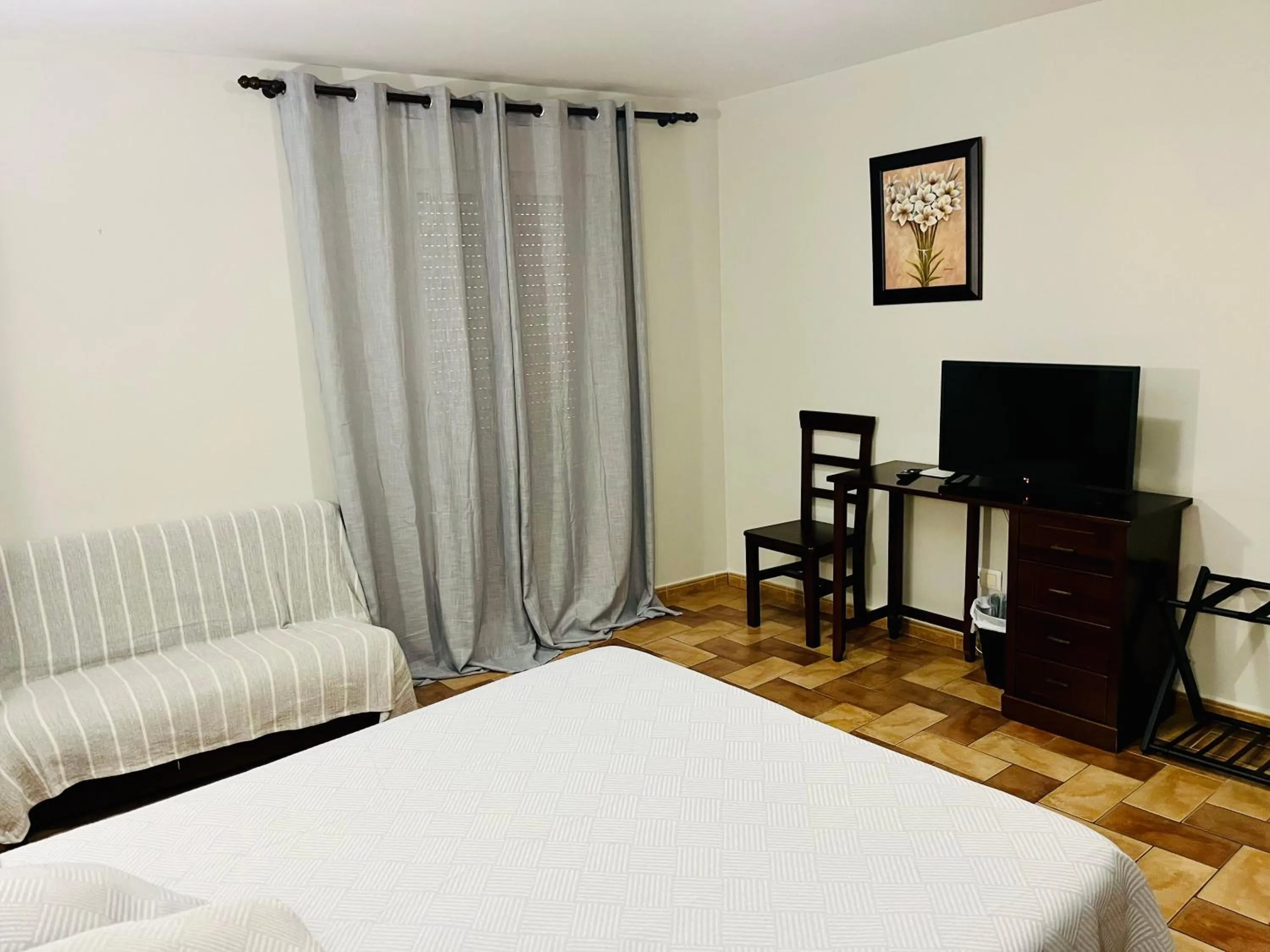 Photo of the whole room, Bed in Hotel Cervantes