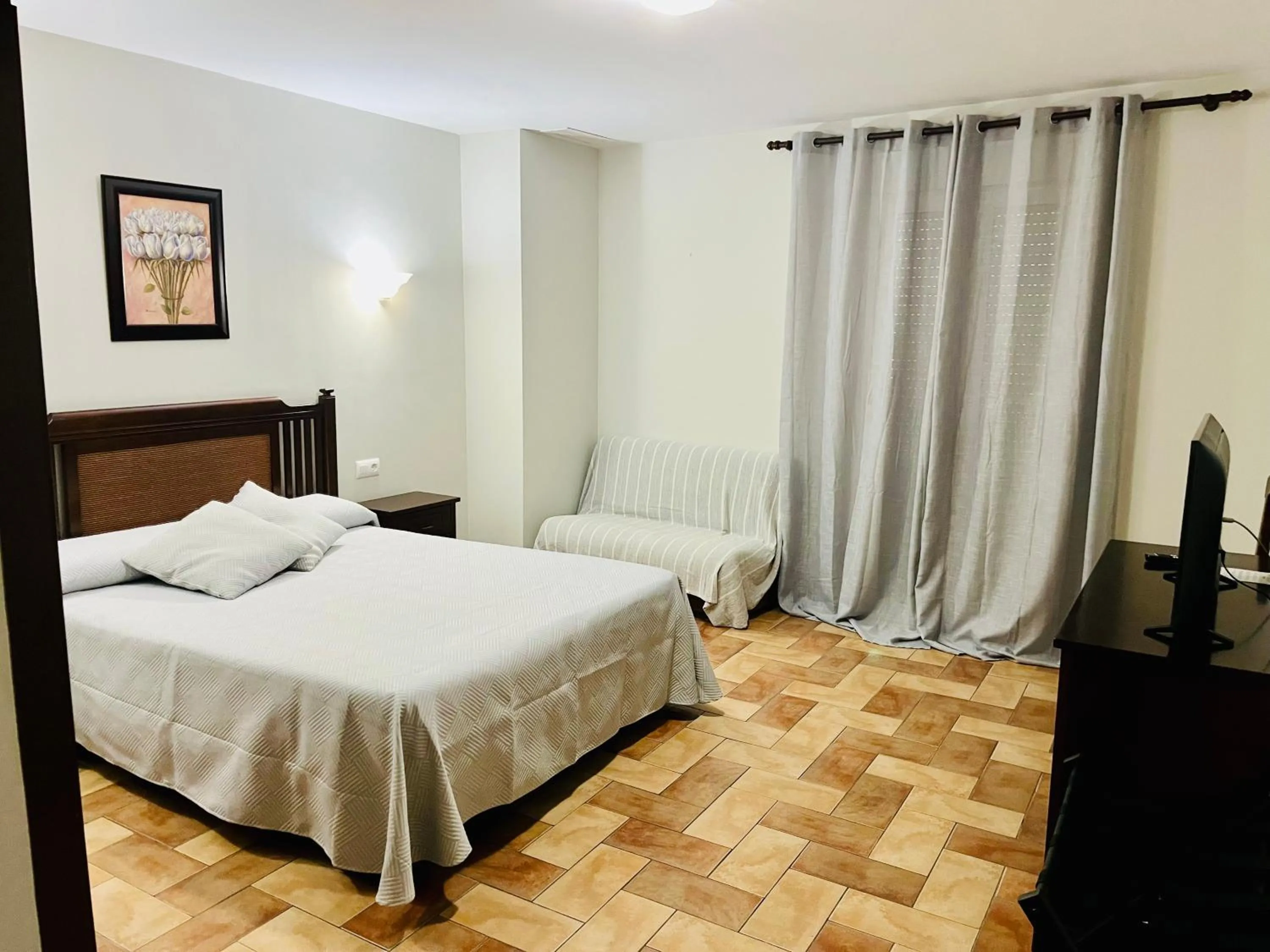 Photo of the whole room, Bed in Hotel Cervantes