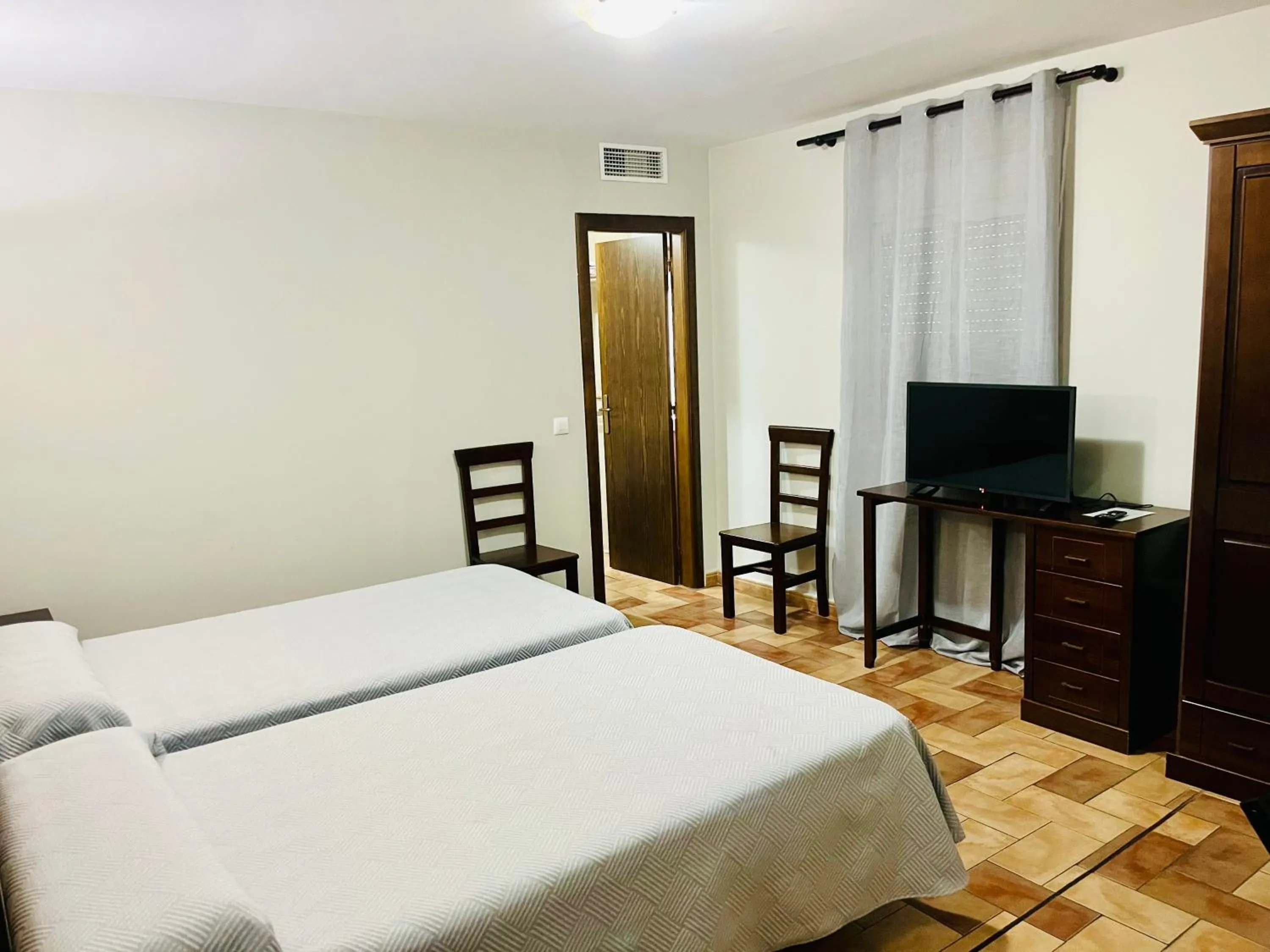 Photo of the whole room, Bed in Hotel Cervantes