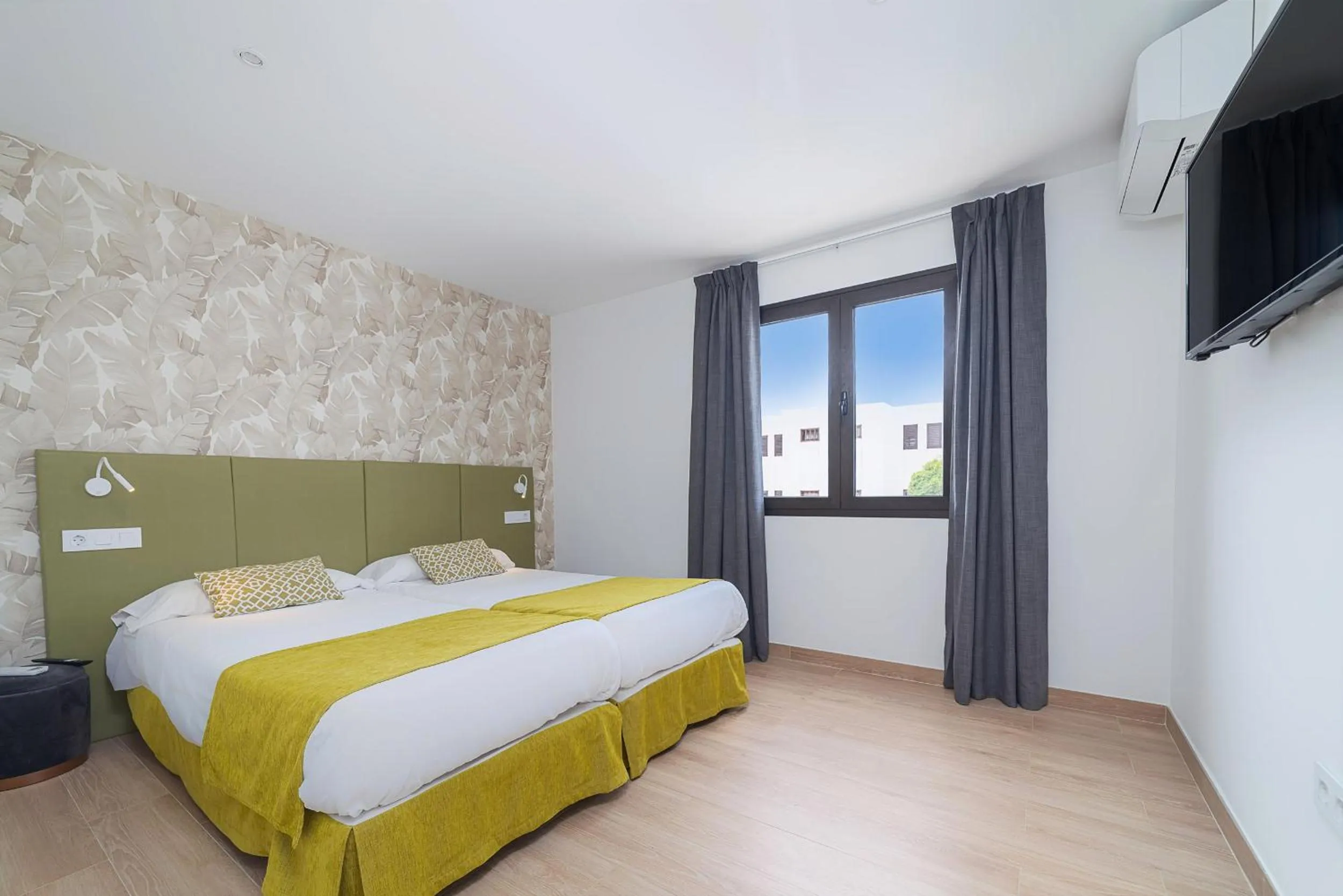 Bedroom, Bed in Rosamar Apartamentos