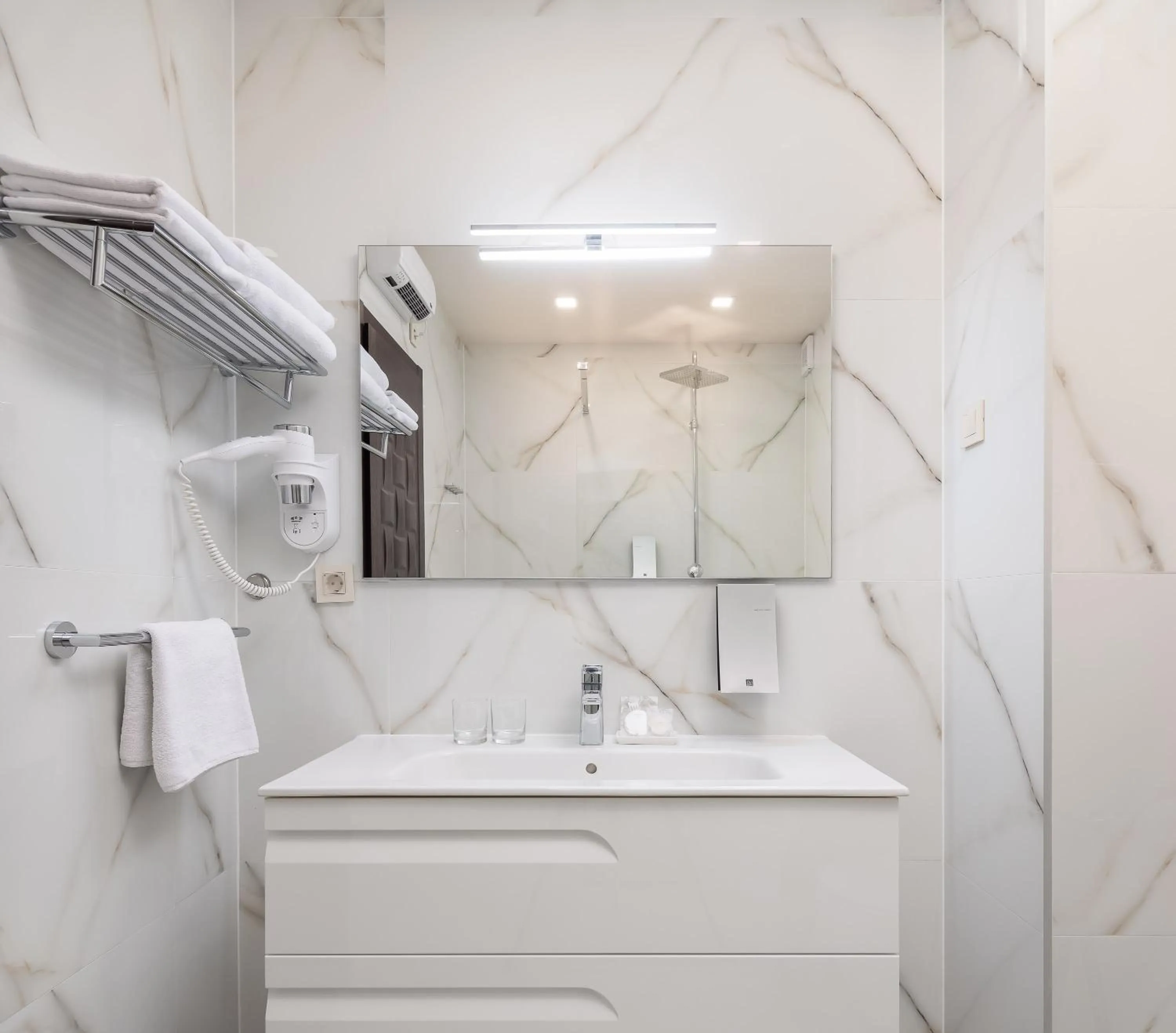 Bathroom in Hotel Central Beach 9