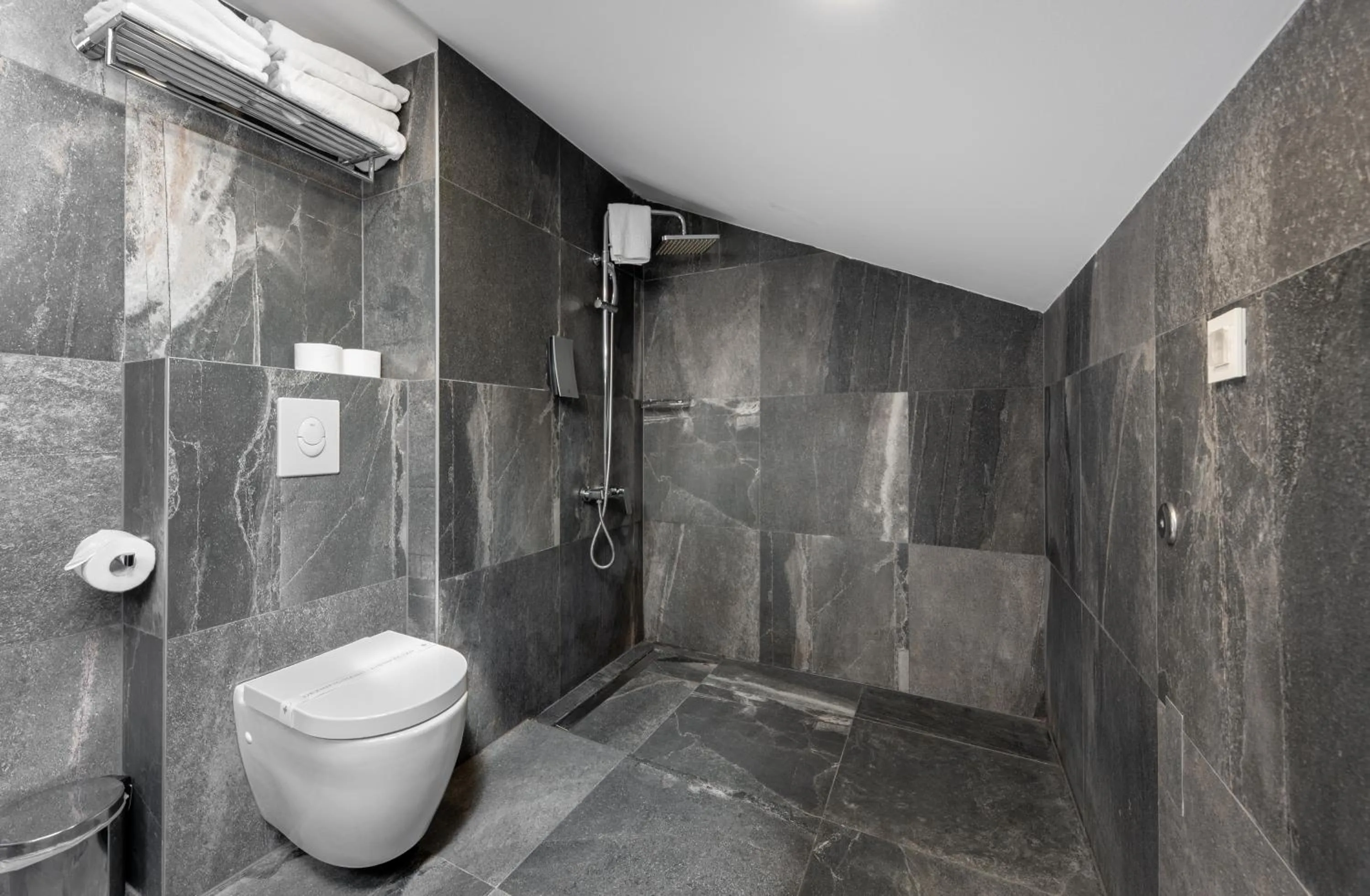 Shower in Hotel Central Beach 9