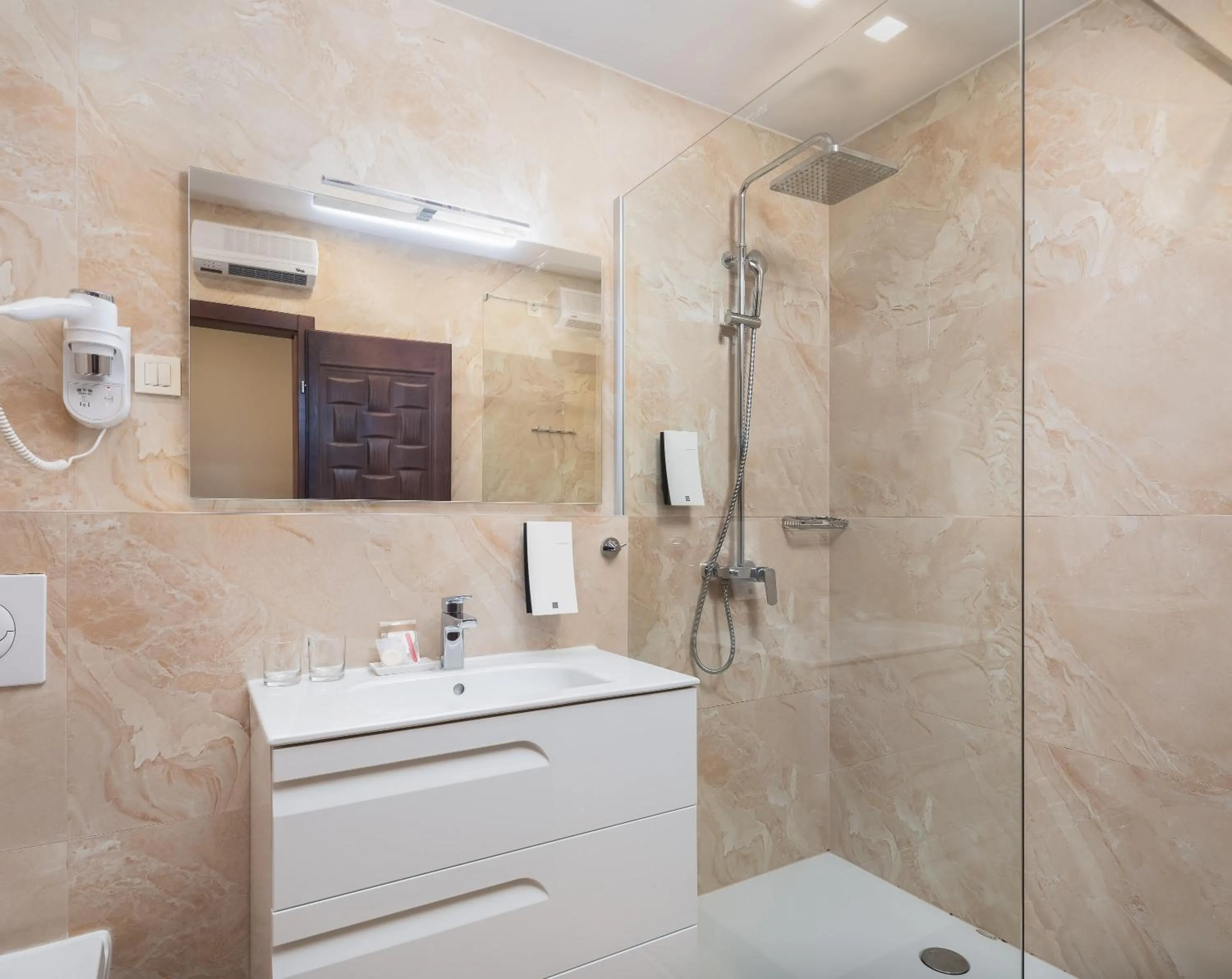 Bathroom in Hotel Central Beach 9