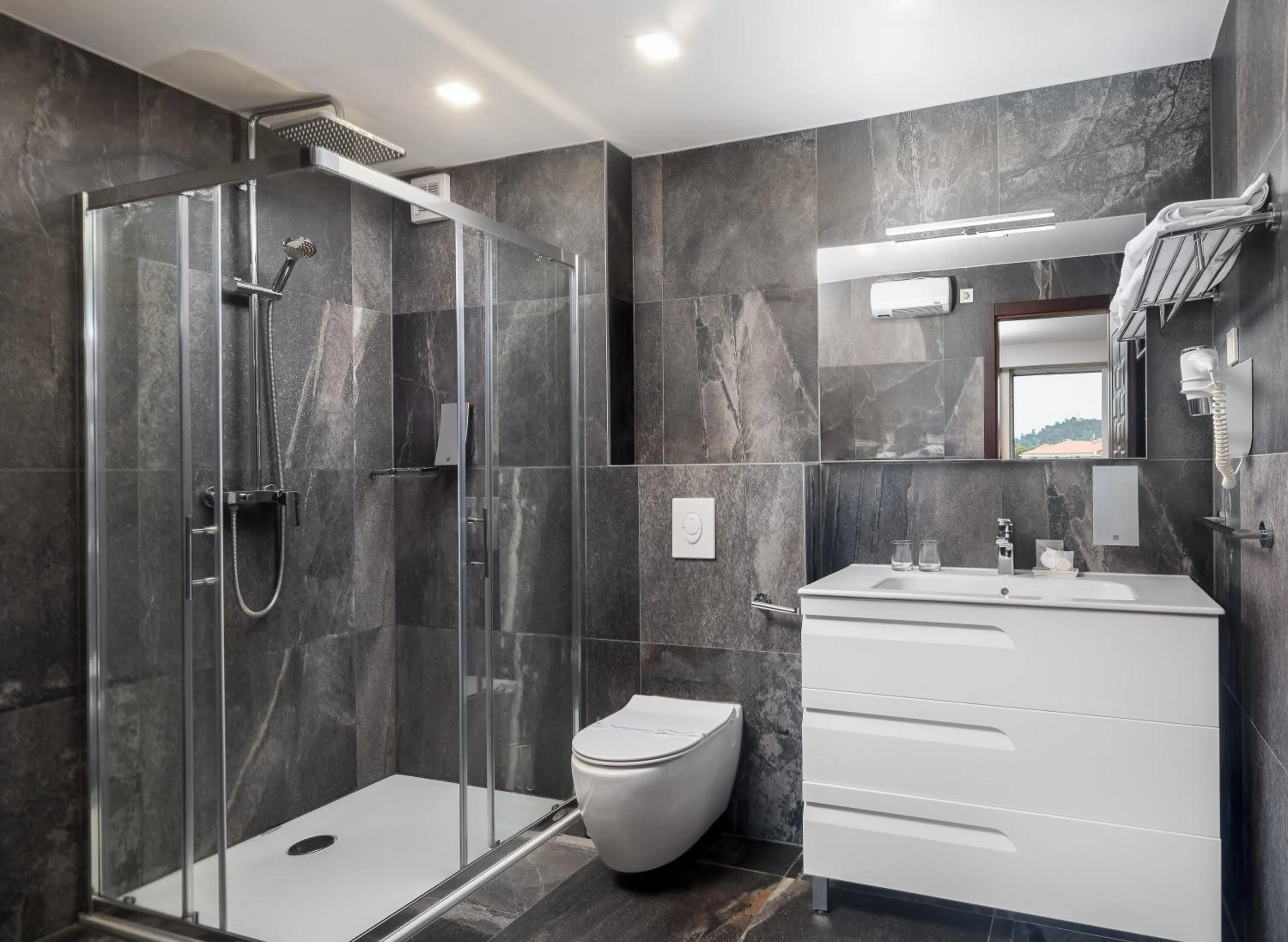 Bathroom in Hotel Central Beach 9