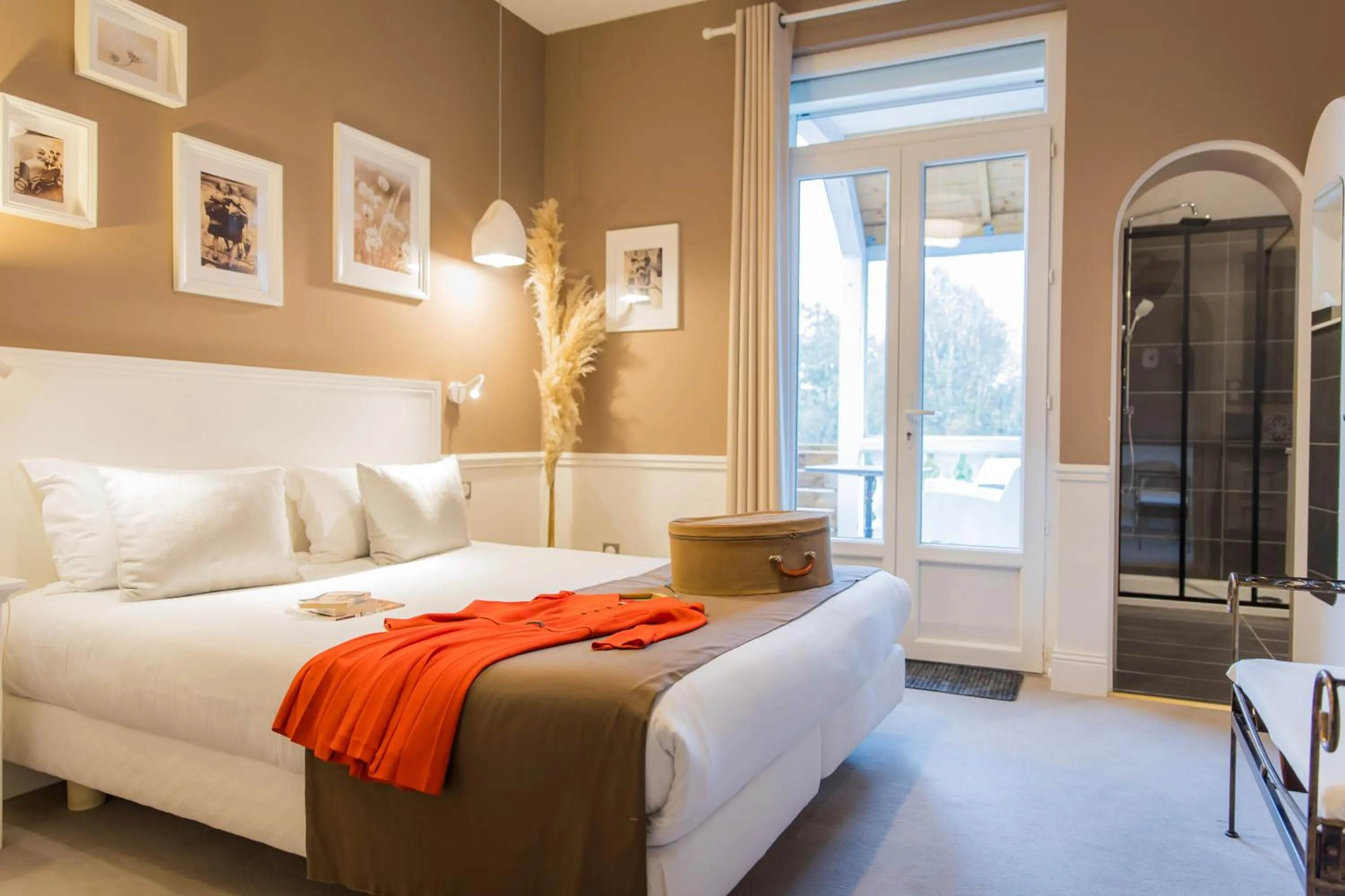 Balcony/Terrace, Bed in Hotel de Charme Le Sud Bretagne