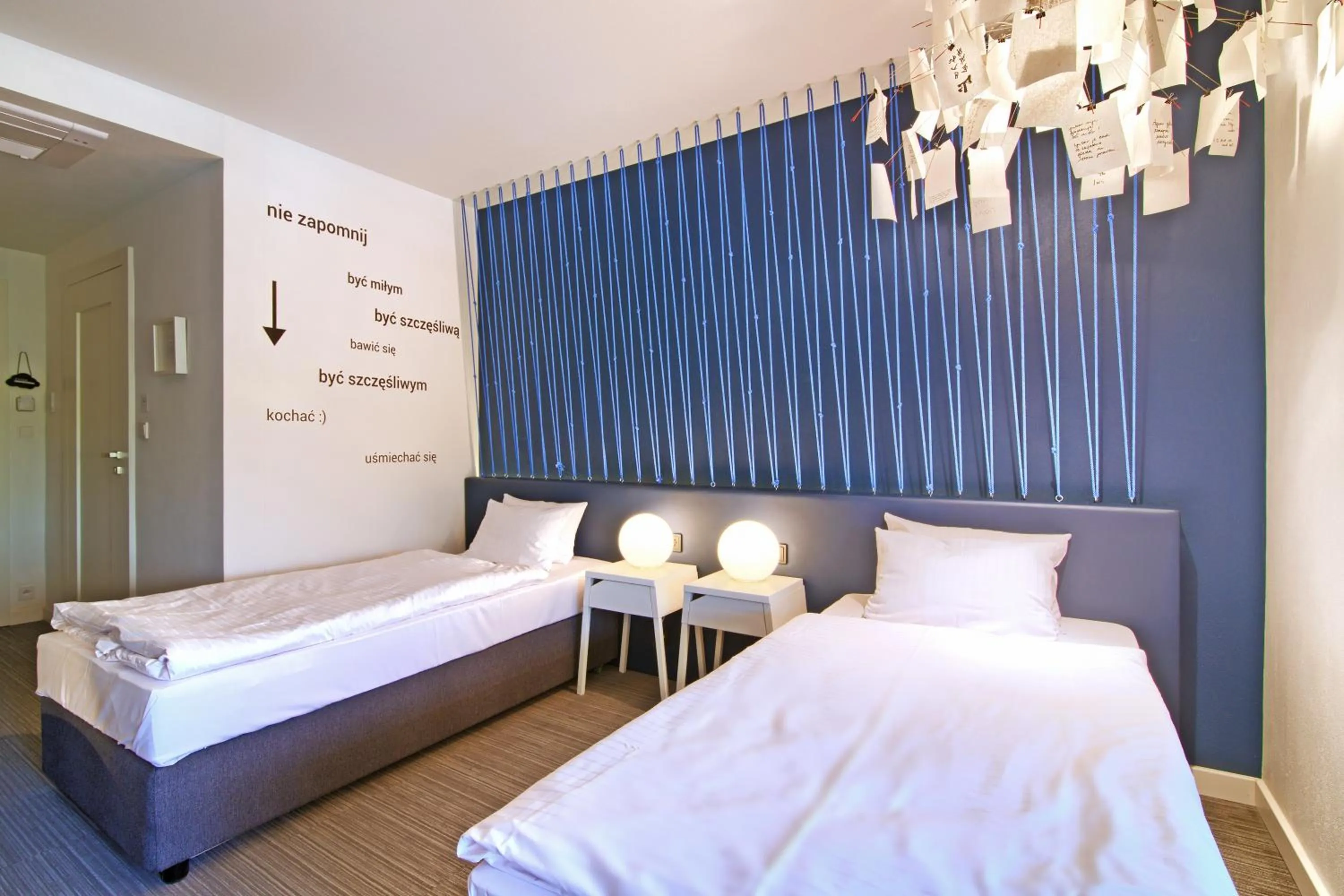 Communal lounge/ TV room, Bed in Pałac Pakosław