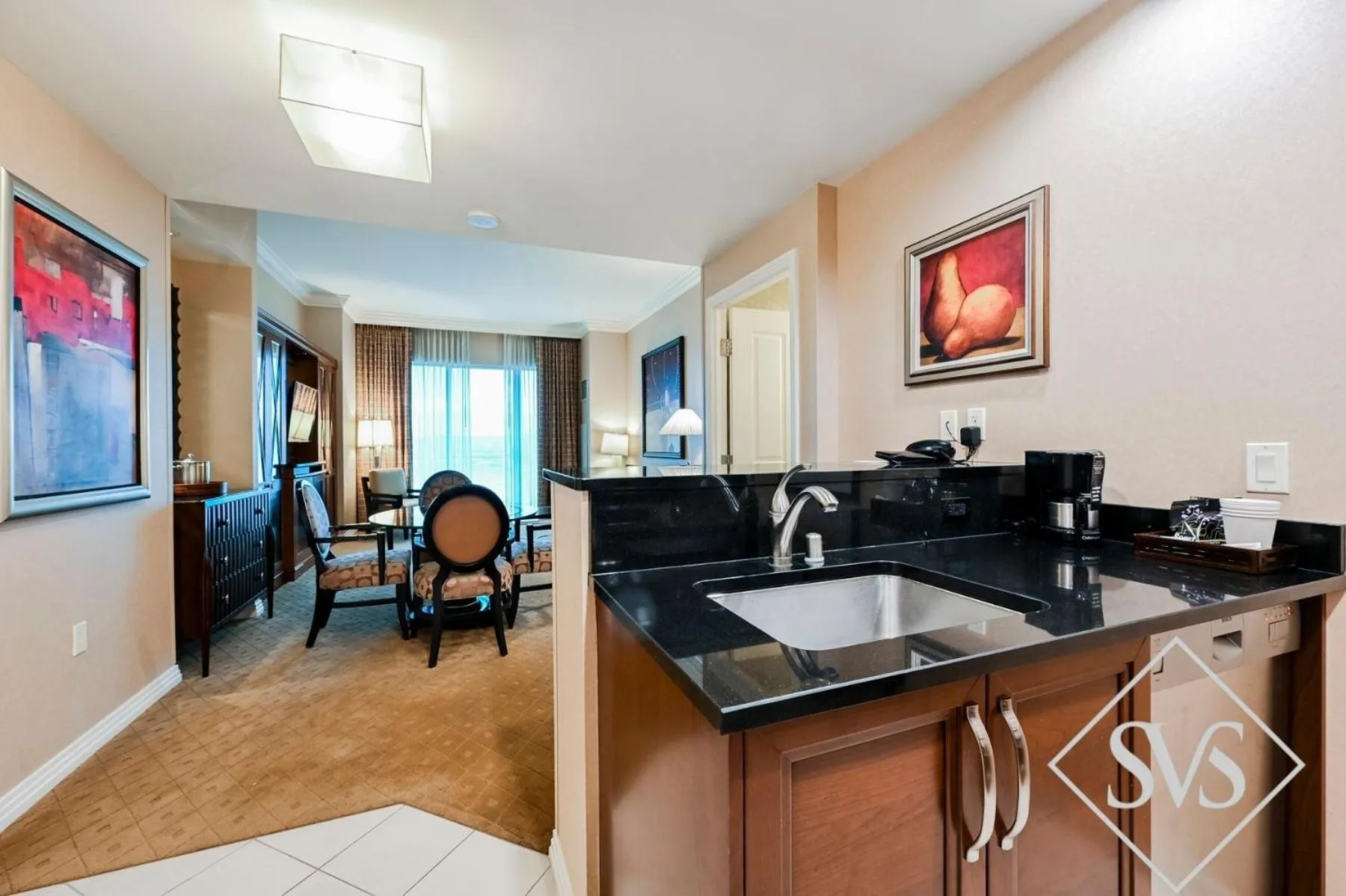 Kitchen or kitchenette in StripViewSuites at Signature