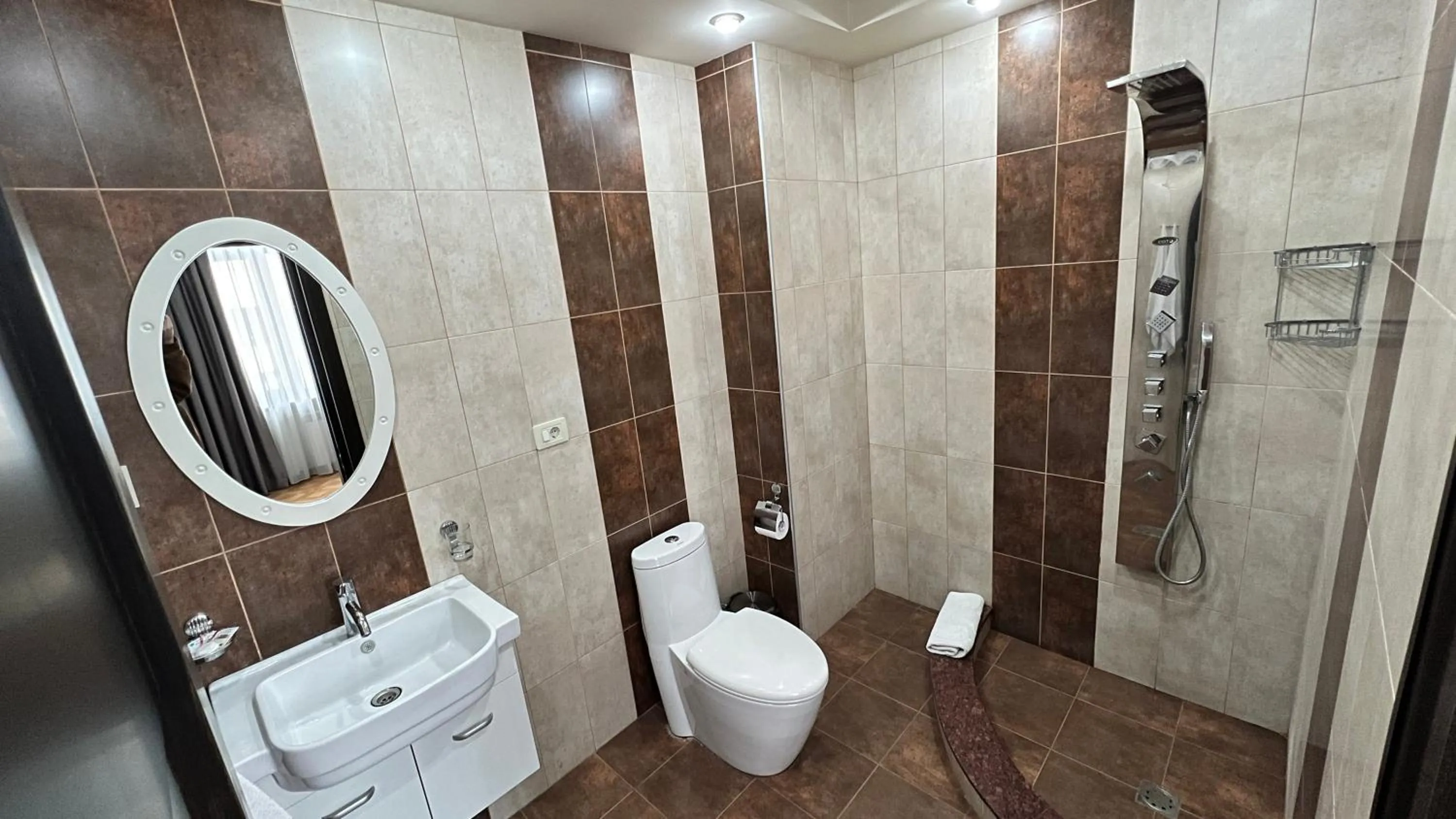 Shower in Grand Hills