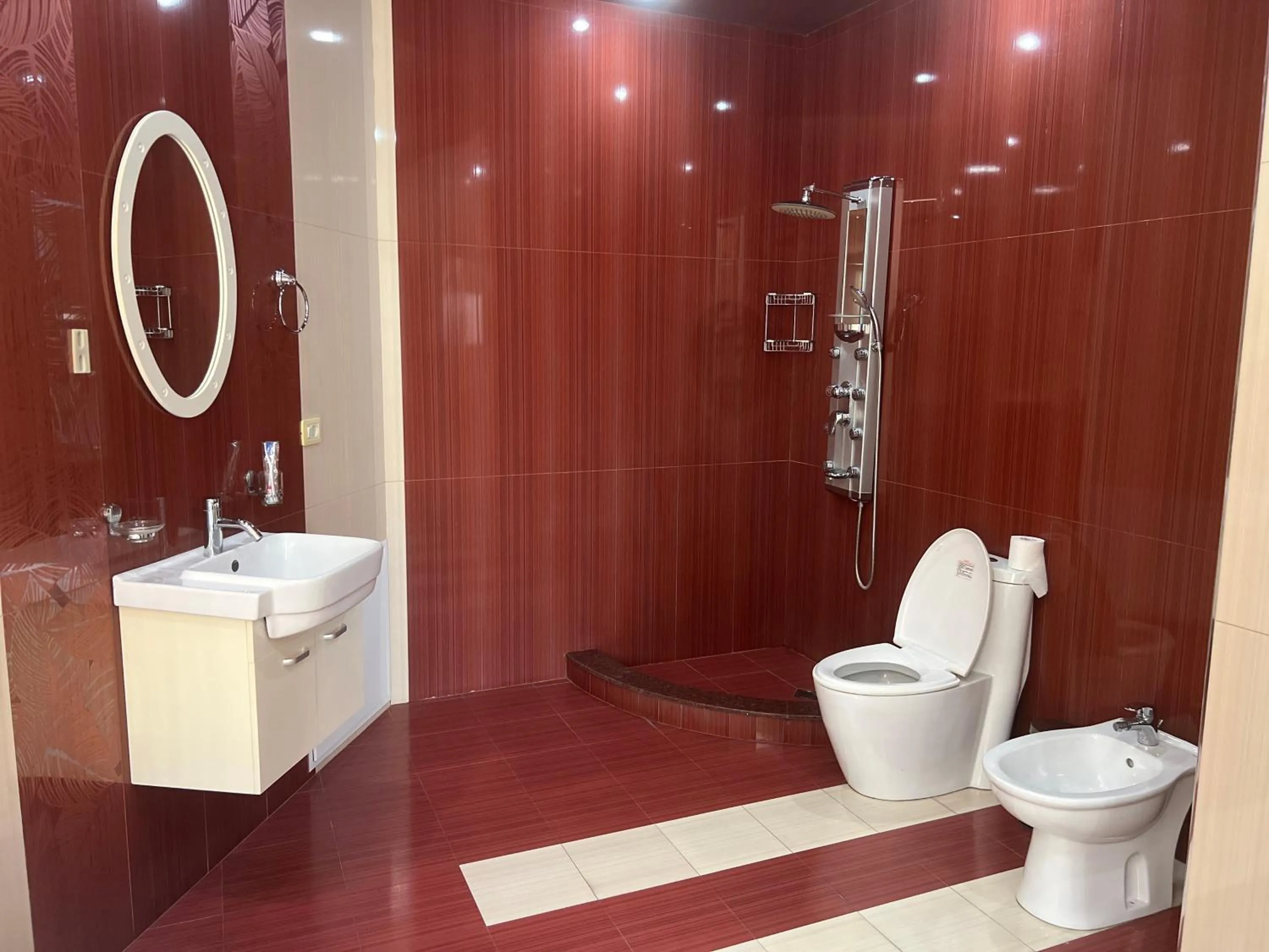 Shower in Grand Hills