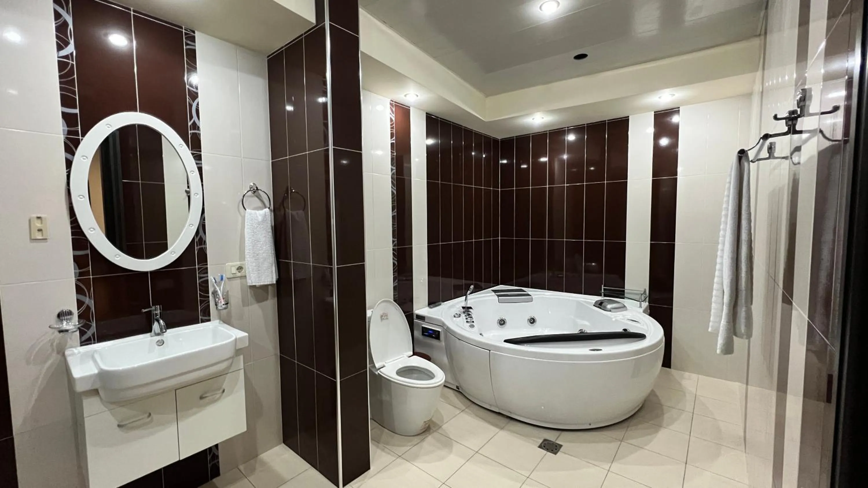 Shower in Grand Hills