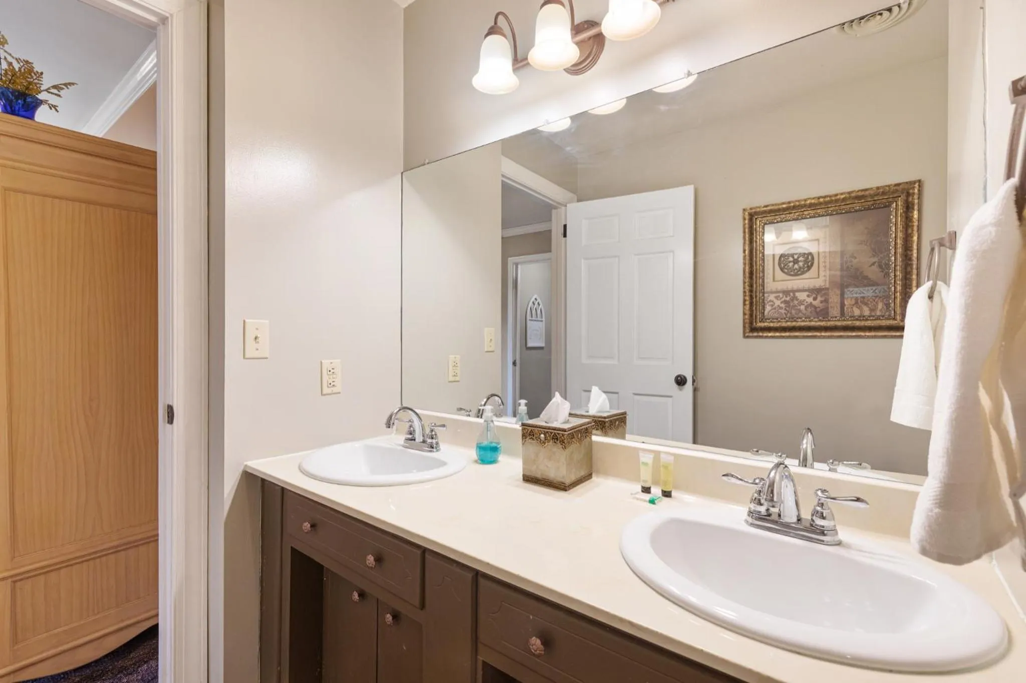 Bathroom in Brenda Lee History 4BR Retreat Pool Hot Tub