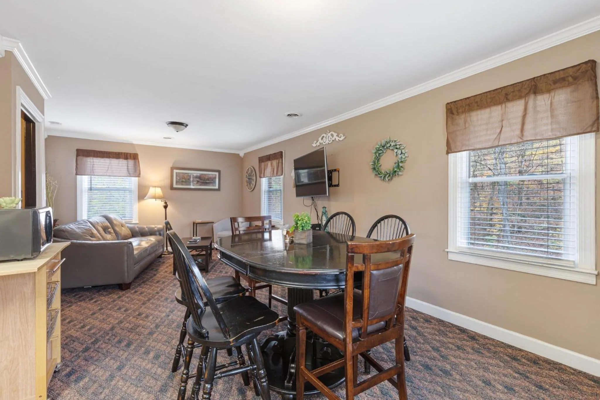 Dining area in Brenda Lee History 4BR Retreat Pool Hot Tub