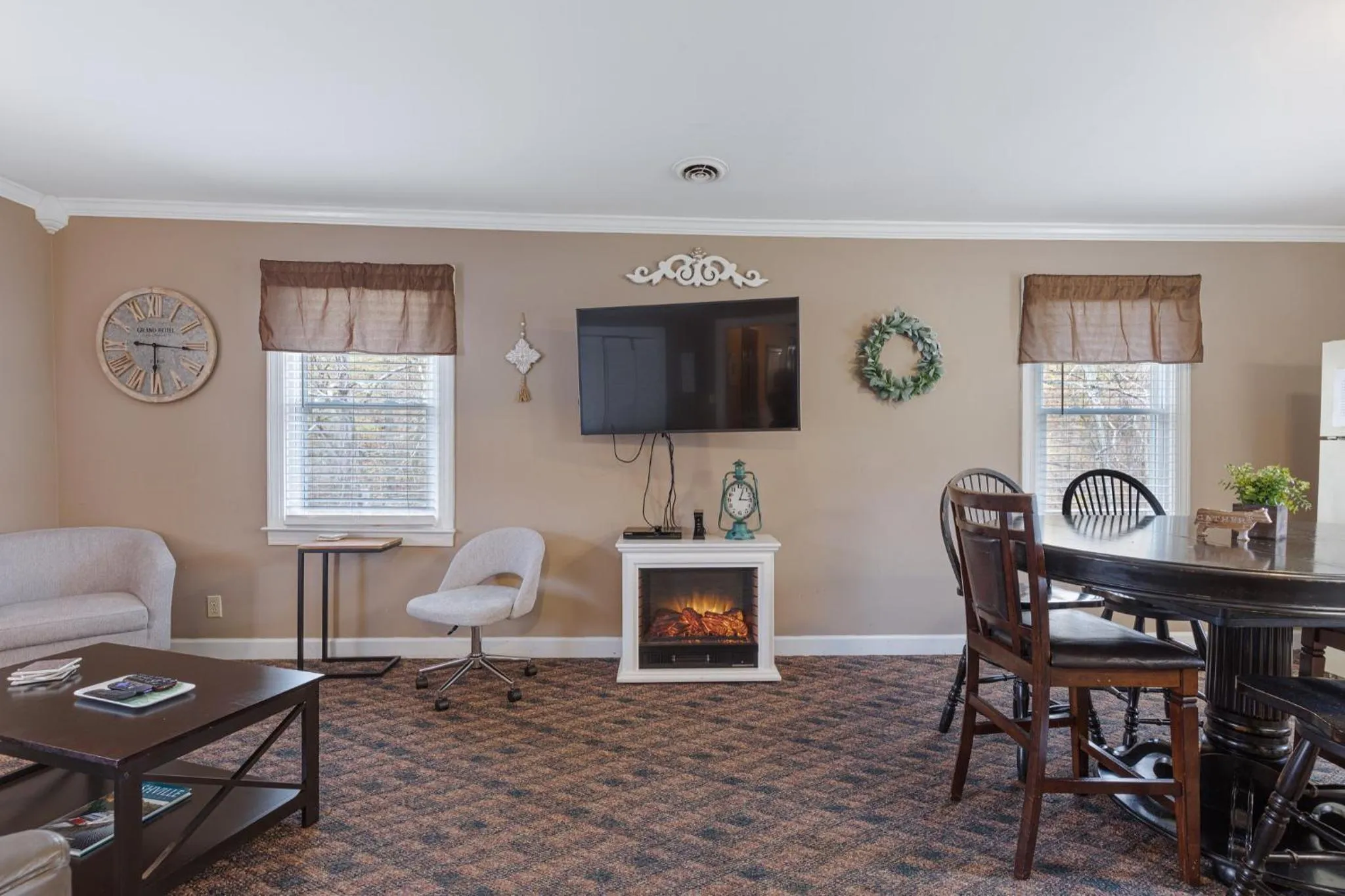Living room in Brenda Lee History 4BR Retreat Pool Hot Tub