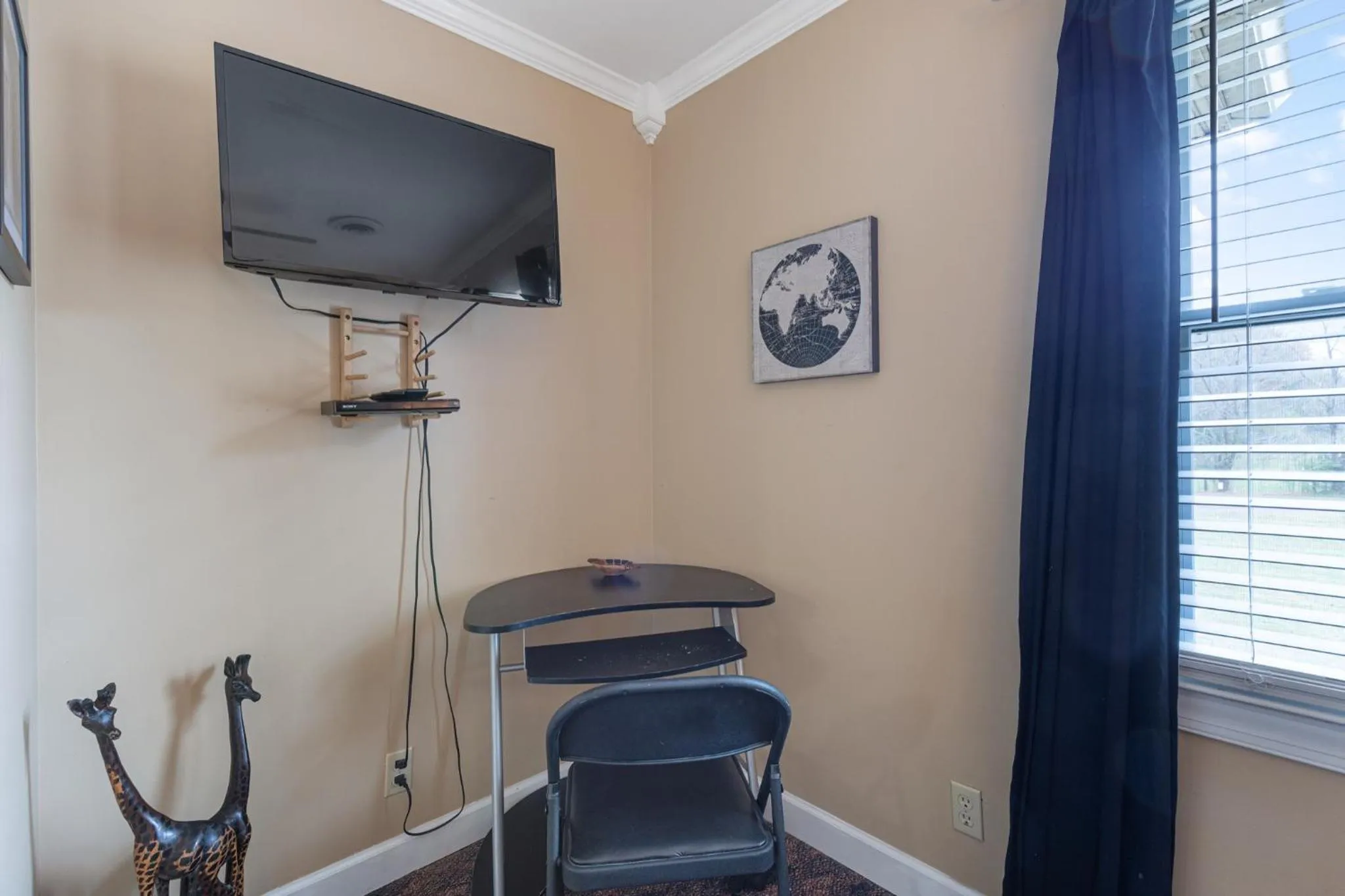 TV and multimedia in Brenda Lee History 4BR Retreat Pool Hot Tub