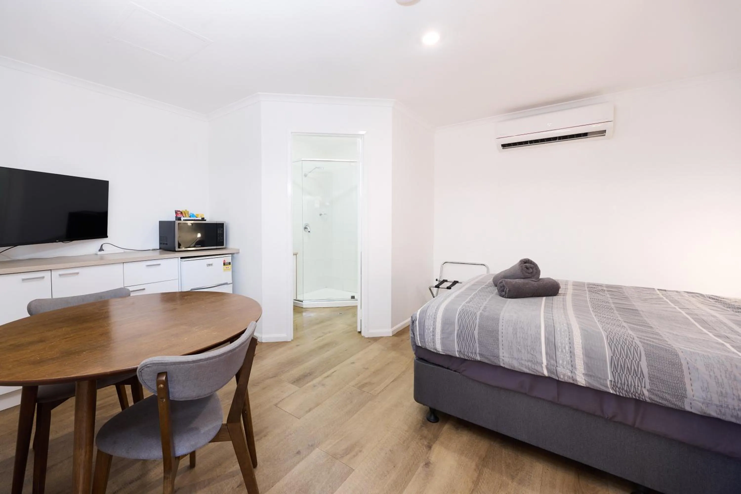 Photo of the whole room, Bed in RAC Exmouth Cape Holiday Park