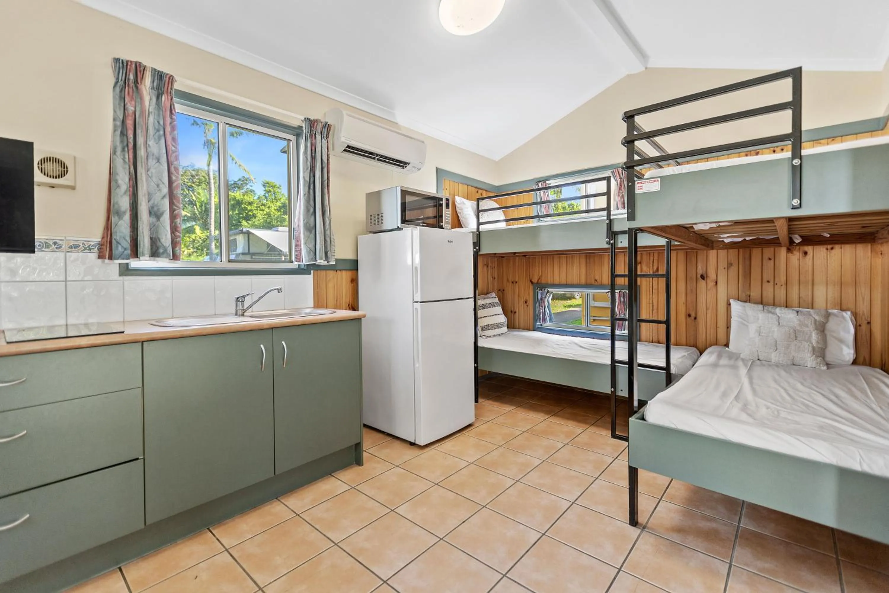 Bed in Tasman Holiday Parks - Airlie Beach