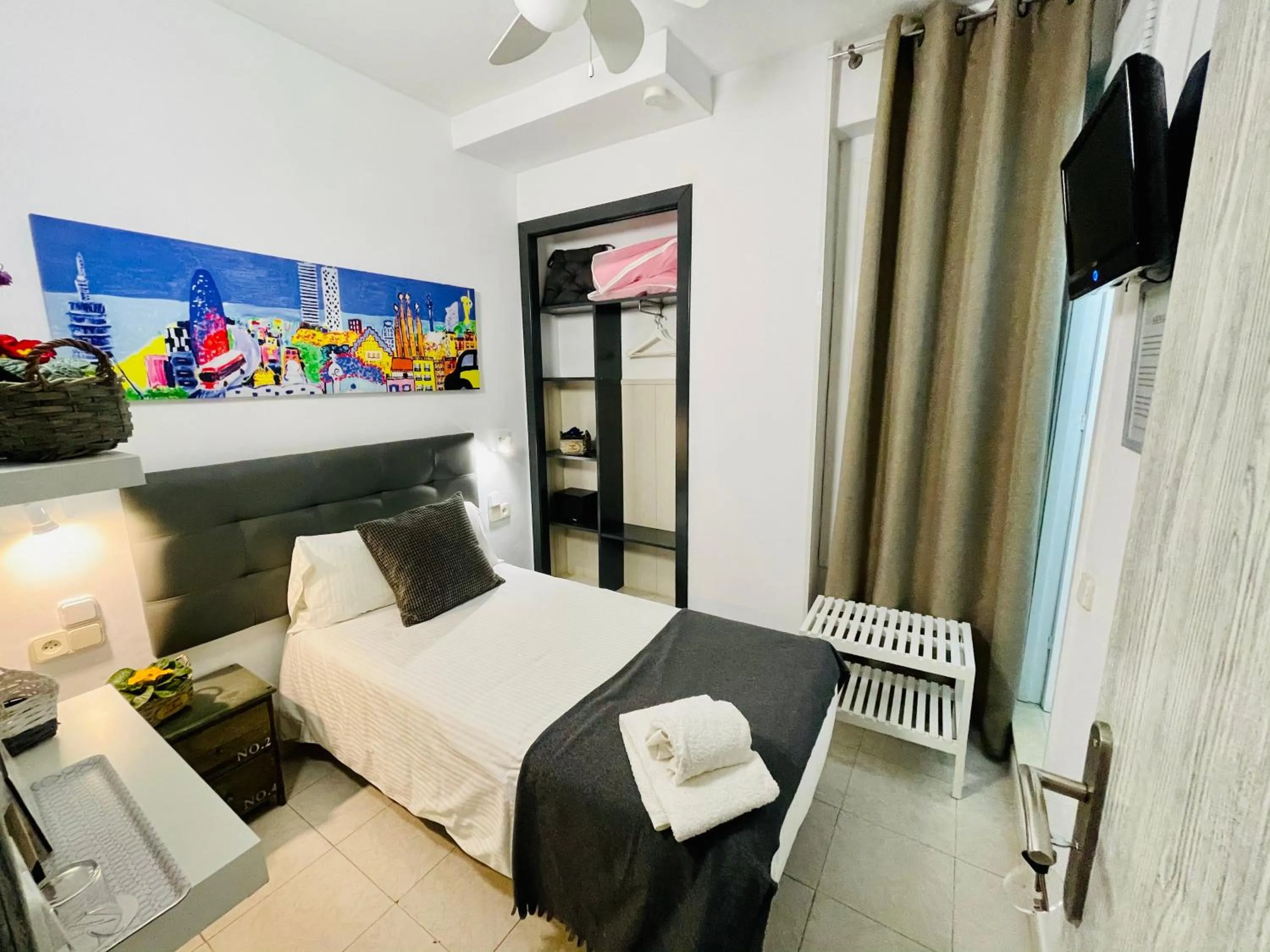 Bed in Hostal Lleida