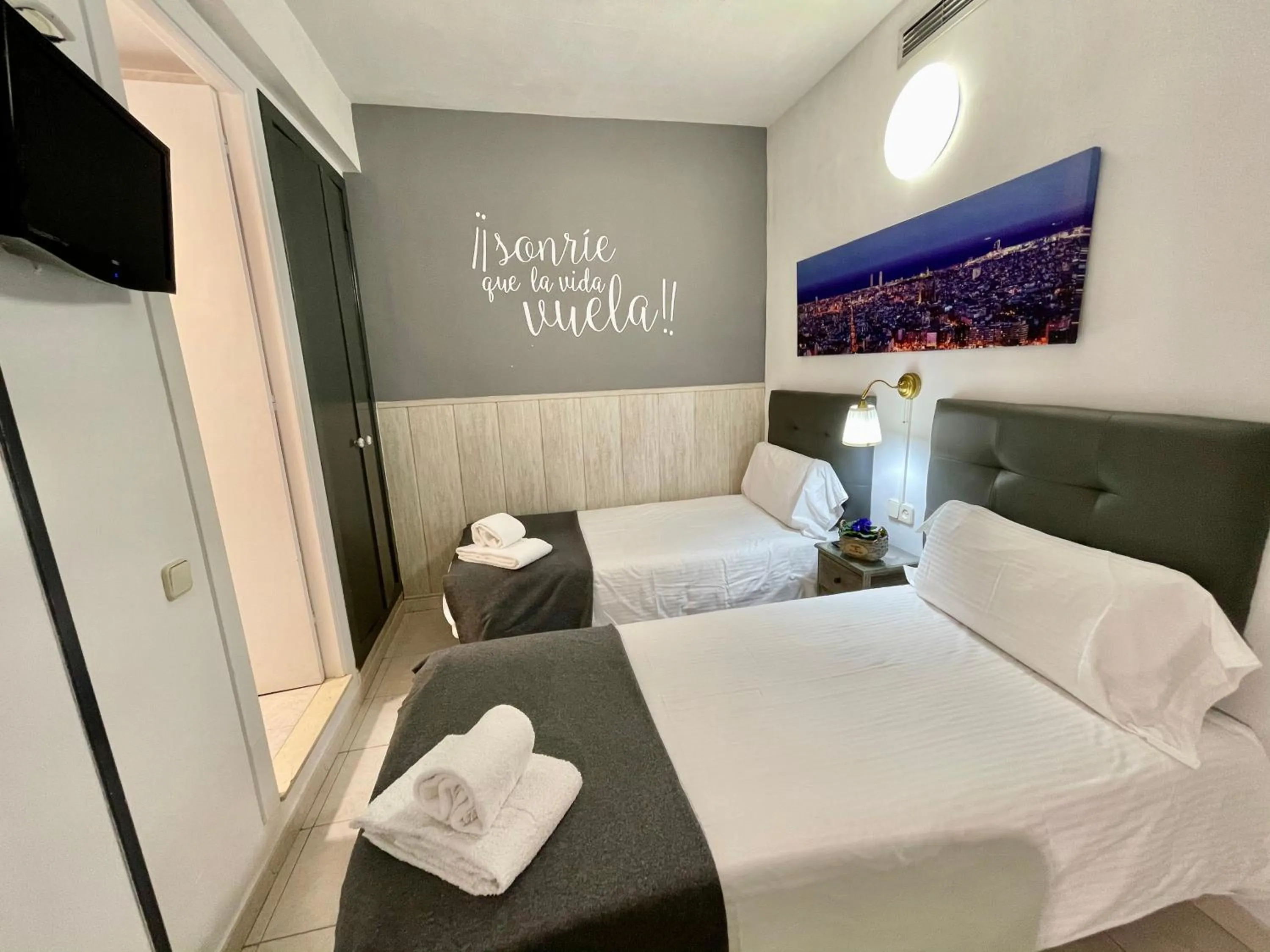 Bed in Hostal Lleida