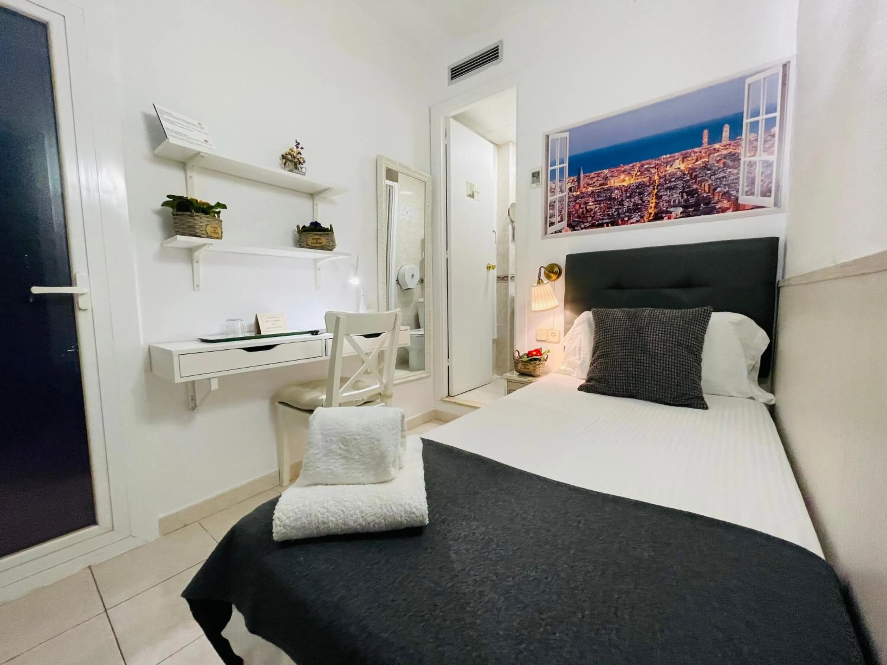 Bed in Hostal Lleida